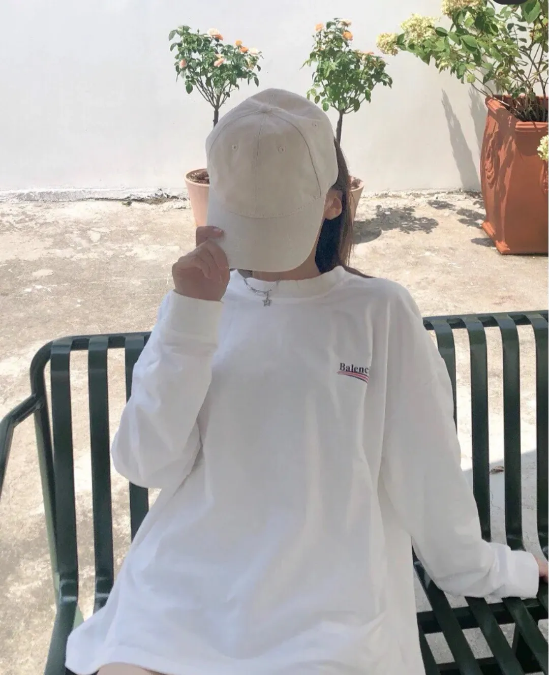 ♻️💯Upper body reference model picture❤️Spring and autumn top-notch proven version of Balenciaga Classic Loose Unisex Pure Cotton Round Neck Sweatshirt. Customized fabrics and printed accessories details are all reproduced one to one. The fabric surface is treated with dust-free woolen craftsmanship, and the shoulder and chain seams are made of 0.8cm bundled strips inside. The special machine-edged double chain-wrapped thread-stitched pure cotton is here to explain why mine is dozens of yuan more expensive than others: 1. Each model is produced by the company. The details of the workmanship and fabrics are consistent with the original ones. There is no color difference between the ones at the counters. Guaranteed no color difference. Replicas are not scary. Whoever is fake is embarrassed. It’s not shameful to make a replica, it’s shameful if you can’t buy the correct version if you make a replica. All of my series can be found in all major places and will be absolutely stunning!  2. The fabric is made of 460 Paris special fabric. No one can make it better than mine. There is really no way to compare with the ordinary version on the market. Respect it. It is authentic and costs thousands of dollars. Don’t go for the quality of street stalls. 3. The workmanship is fully restored and the packaging is fully restored. 4. I guarantee here that this is the highest quality you can find. Size: XS-L Color: haze blue, navy blue, white P:350