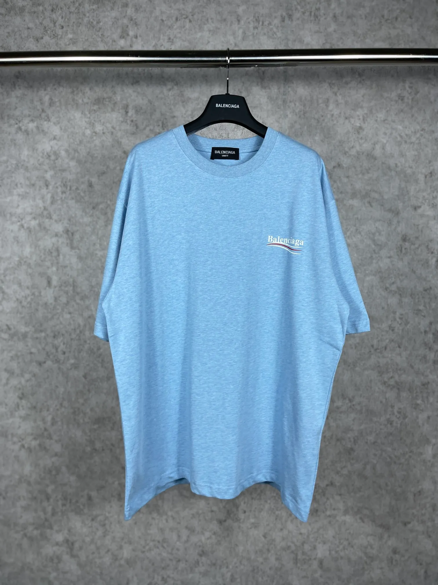 🅿️170 Real photos [Top version. Official website quality] BALENCI*GA/Paris#Classic, Coke printed short-sleeved T-shirt# The fabric is made of Paris ZP custom-woven and dyed cotton double yarn. Weighing 260 grams, the cloth surface is clean. The cloth pattern is clear, soft and comfortable. The threads are dyed with no color difference. The classic pattern printing uses environmentally friendly imported glue and precision mesh. The letters are clear. No burrs. The three-dimensional effect is strong. The version adopts the OS loose shoulder version. The same style for men and women. Code: BL223029 Color: black, white, red, yellow, gray, gray orchid, blue, military green, navy. Size: XS to L