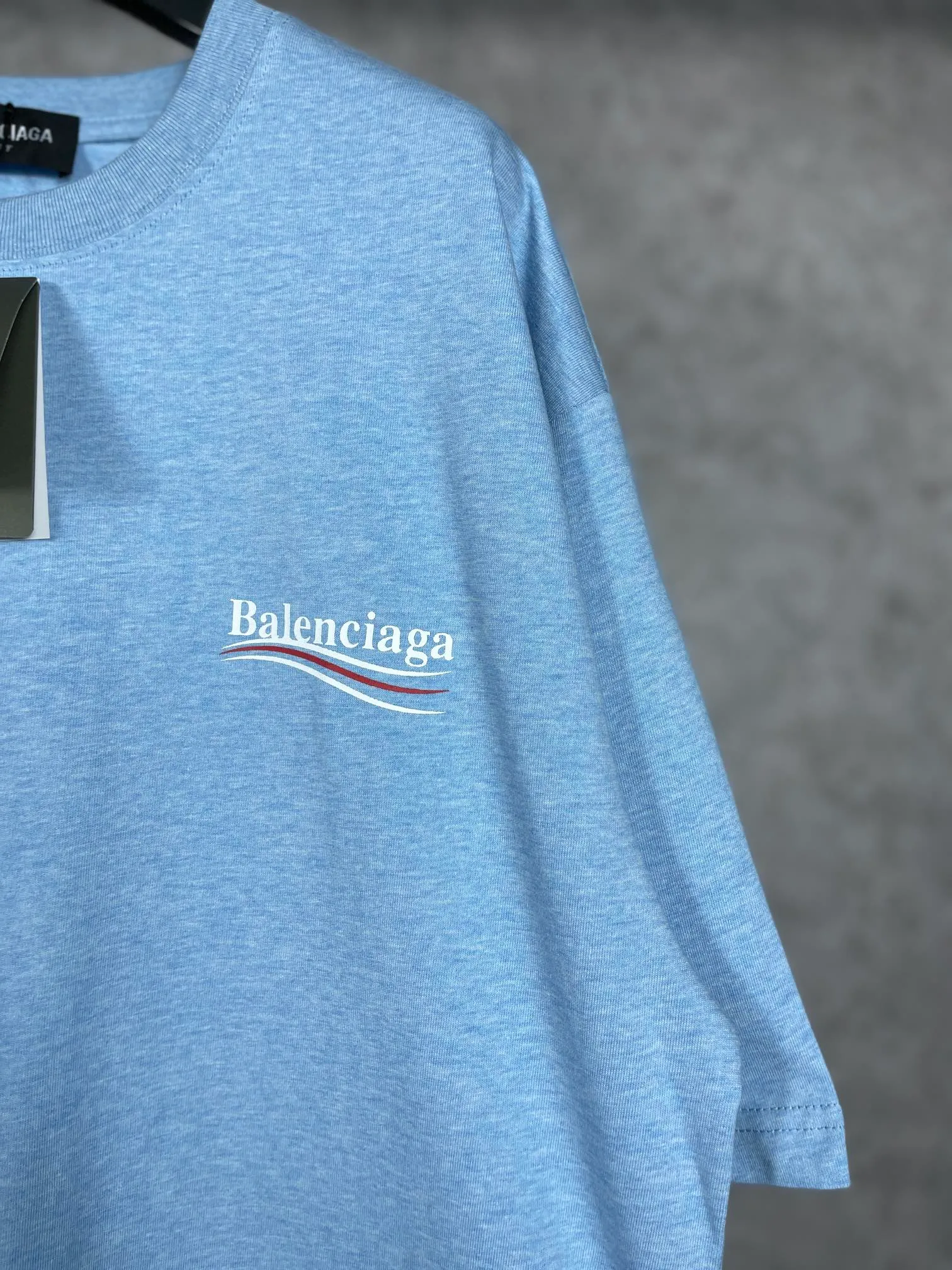 🅿️170 Real photos [Top version. Official website quality] BALENCI*GA/Paris#Classic, Coke printed short-sleeved T-shirt# The fabric is made of Paris ZP custom-woven and dyed cotton double yarn. Weighing 260 grams, the cloth surface is clean. The cloth pattern is clear, soft and comfortable. The threads are dyed with no color difference. The classic pattern printing uses environmentally friendly imported glue and precision mesh. The letters are clear. No burrs. The three-dimensional effect is strong. The version adopts the OS loose shoulder version. The same style for men and women. Code: BL223029 Color: black, white, red, yellow, gray, gray orchid, blue, military green, navy. Size: XS to L
