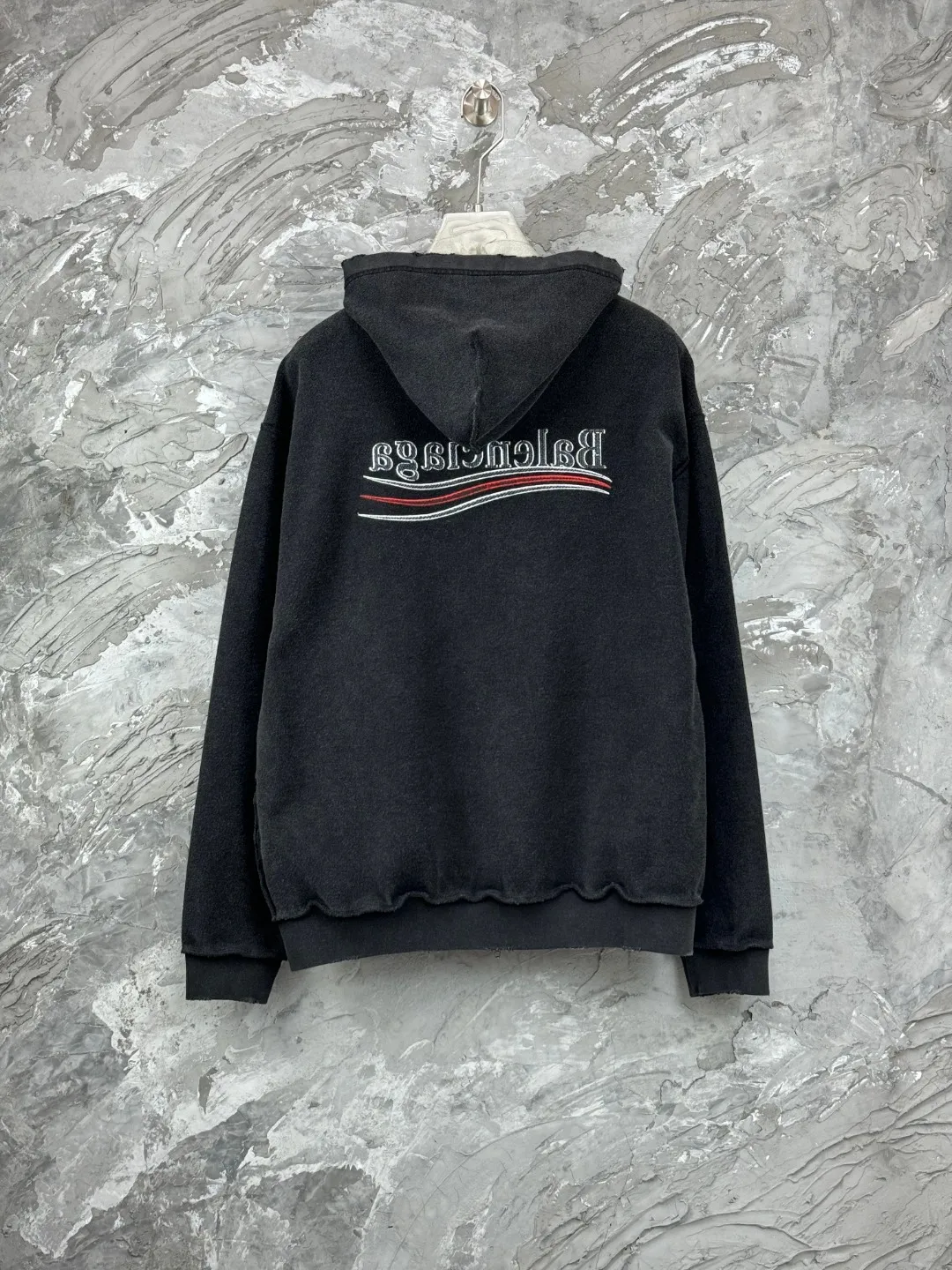 🅿️400 - BALENCI*GA Paris reverse Coke embroidery washed distressed hooded zipper sweatshirt. The front and back embroidery is reverse embroidery with imported Tajima embroidery machine. Ready-made garments are reverse stitched. Ready-made garments are washed. Customized matching hardware. Letters are clear. The effect is three-dimensional. Exclusively pattern-woven and dyed 460g fabric. Threads are dyed in the same vat with zero color difference. Brick cabinets are synchronized. Comparisons are welcome. Same style for men and women -Color: washed black -SIZE: Xs S M L style number 8995#