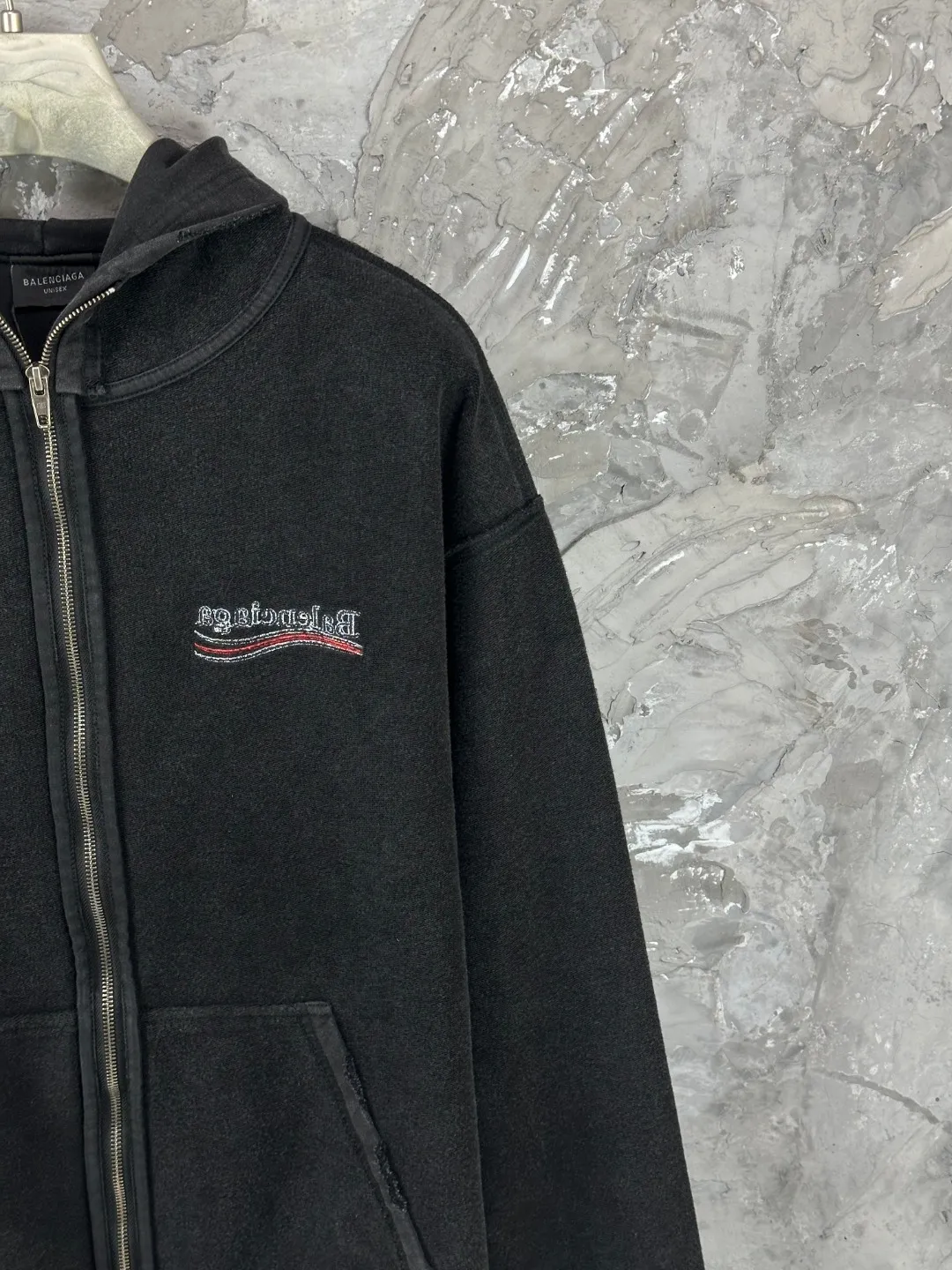 🅿️400 - BALENCI*GA Paris reverse Coke embroidery washed distressed hooded zipper sweatshirt. The front and back embroidery is reverse embroidery with imported Tajima embroidery machine. Ready-made garments are reverse stitched. Ready-made garments are washed. Customized matching hardware. Letters are clear. The effect is three-dimensional. Exclusively pattern-woven and dyed 460g fabric. Threads are dyed in the same vat with zero color difference. Brick cabinets are synchronized. Comparisons are welcome. Same style for men and women -Color: washed black -SIZE: Xs S M L style number 8995#