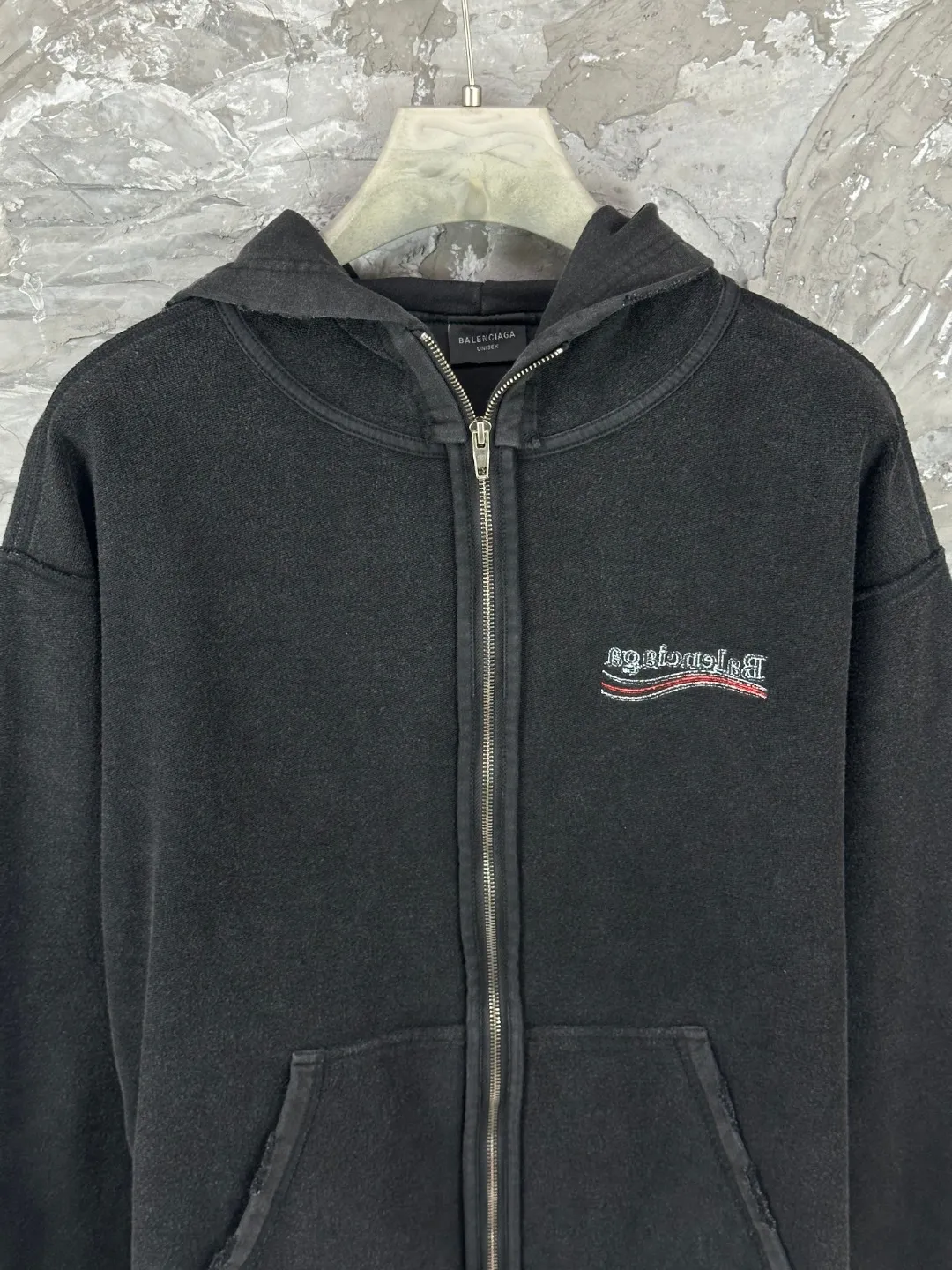 🅿️400 - BALENCI*GA Paris reverse Coke embroidery washed distressed hooded zipper sweatshirt. The front and back embroidery is reverse embroidery with imported Tajima embroidery machine. Ready-made garments are reverse stitched. Ready-made garments are washed. Customized matching hardware. Letters are clear. The effect is three-dimensional. Exclusively pattern-woven and dyed 460g fabric. Threads are dyed in the same vat with zero color difference. Brick cabinets are synchronized. Comparisons are welcome. Same style for men and women -Color: washed black -SIZE: Xs S M L style number 8995#
