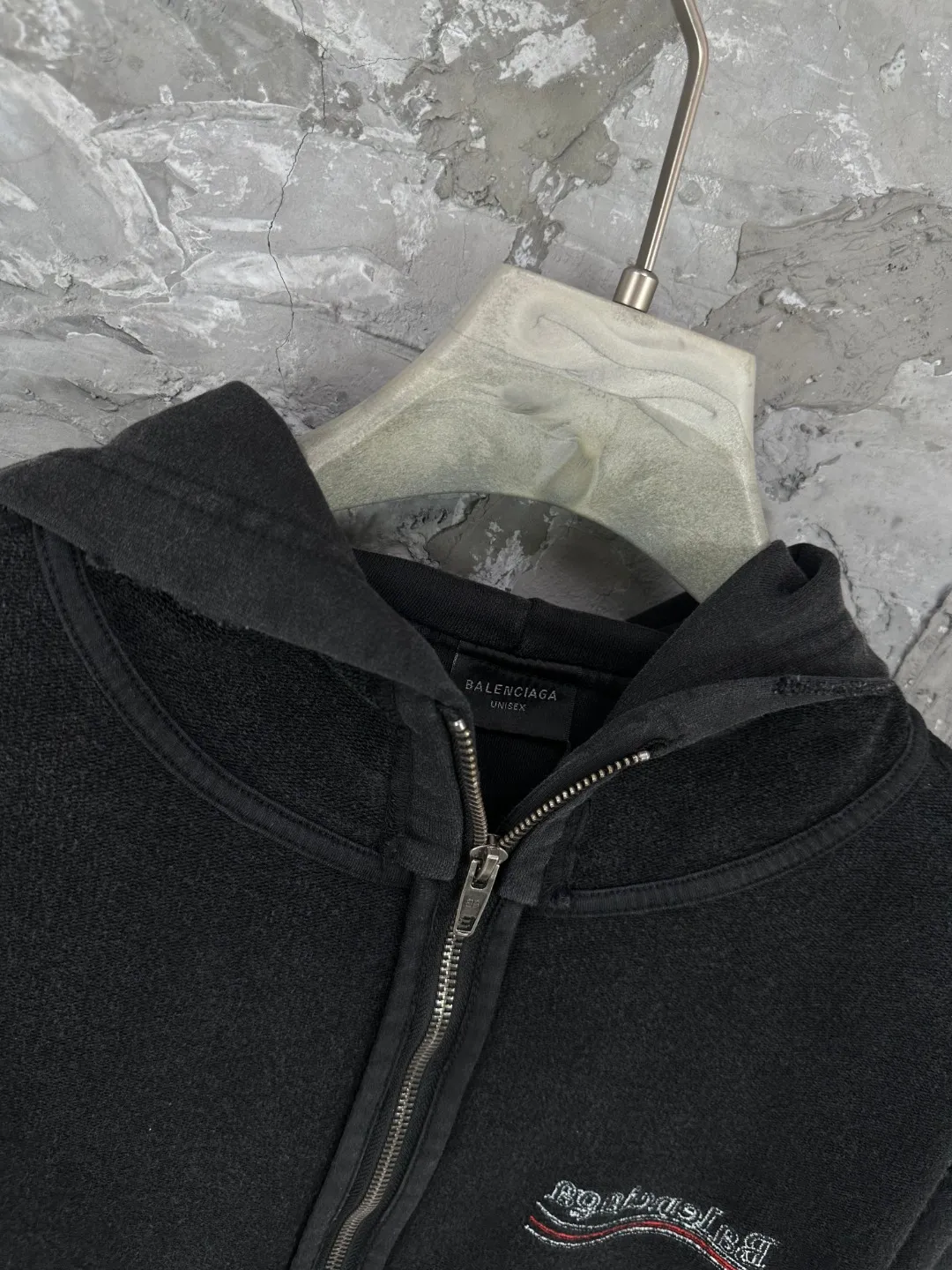 🅿️400 - BALENCI*GA Paris reverse Coke embroidery washed distressed hooded zipper sweatshirt. The front and back embroidery is reverse embroidery with imported Tajima embroidery machine. Ready-made garments are reverse stitched. Ready-made garments are washed. Customized matching hardware. Letters are clear. The effect is three-dimensional. Exclusively pattern-woven and dyed 460g fabric. Threads are dyed in the same vat with zero color difference. Brick cabinets are synchronized. Comparisons are welcome. Same style for men and women -Color: washed black -SIZE: Xs S M L style number 8995#