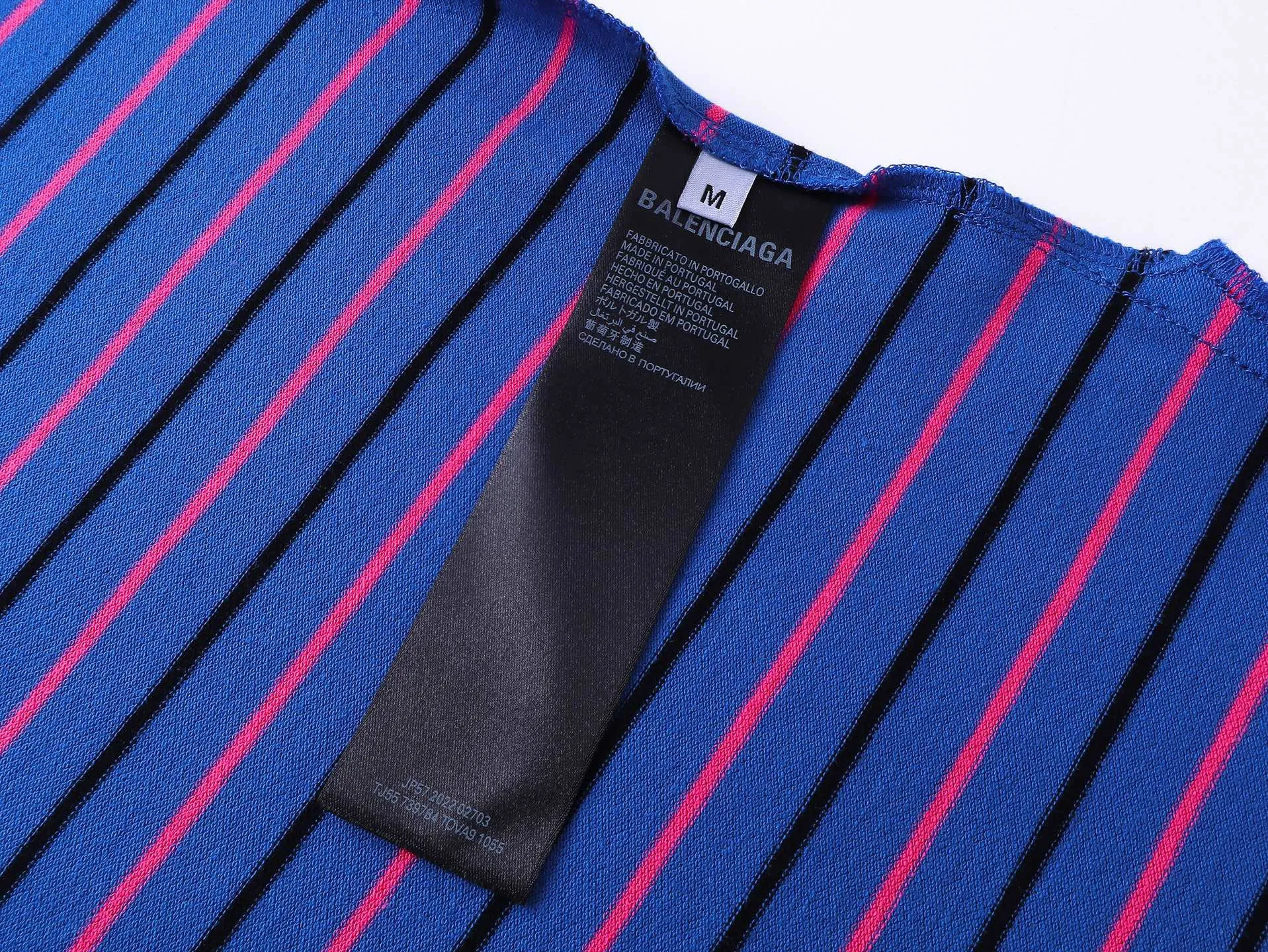 🅿️220 real photos [Top version. Official website quality] BALENCI*GA/Paris #2025 new simple striped chest embroidered POLO shirt, full of design, seamless side strips, heavy production.  Welcome to compare. The fabric is made of Paris ZP custom-woven and dyed cotton pique, with a weight of 260 grams. The cloth surface is clean. The cloth pattern is clear, soft and comfortable. The threads are woven and dyed with no color difference. The embroidered LOGO is embroidered using imported Tajima embroidery machine. The effect is three-dimensional. Restore brick cabinet, adopt OS loose shoulder style. Same style for men and women. Code: BL252206 Color: blue, white Size: XS S M L