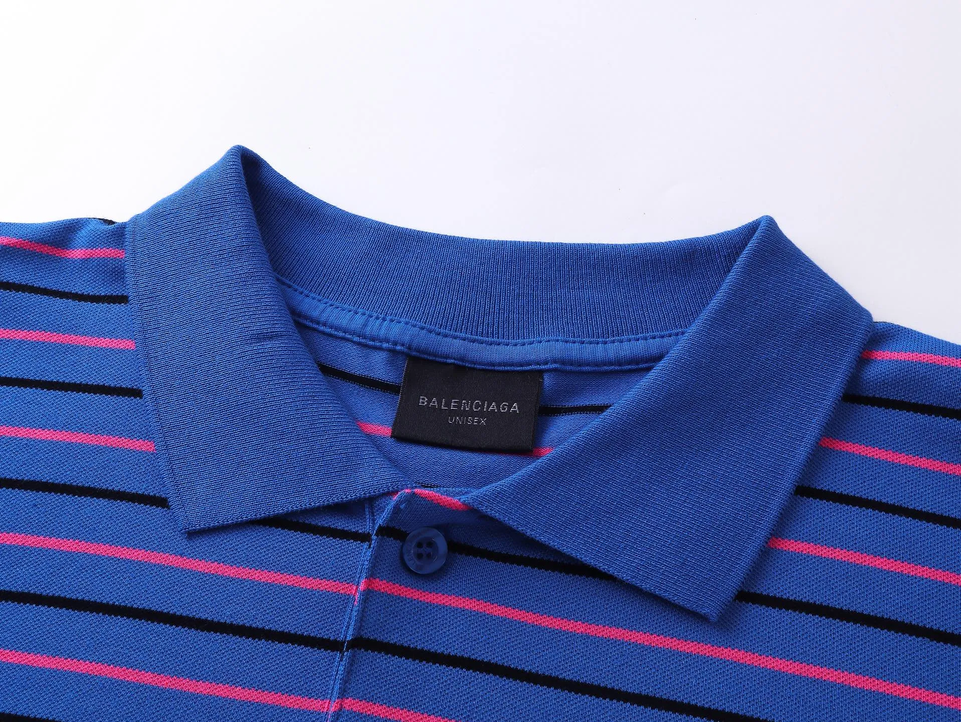 🅿️220 real photos [Top version. Official website quality] BALENCI*GA/Paris #2025 new simple striped chest embroidered POLO shirt, full of design, seamless side strips, heavy production.  Welcome to compare. The fabric is made of Paris ZP custom-woven and dyed cotton pique, with a weight of 260 grams. The cloth surface is clean. The cloth pattern is clear, soft and comfortable. The threads are woven and dyed with no color difference. The embroidered LOGO is embroidered using imported Tajima embroidery machine. The effect is three-dimensional. Restore brick cabinet, adopt OS loose shoulder style. Same style for men and women. Code: BL252206 Color: blue, white Size: XS S M L