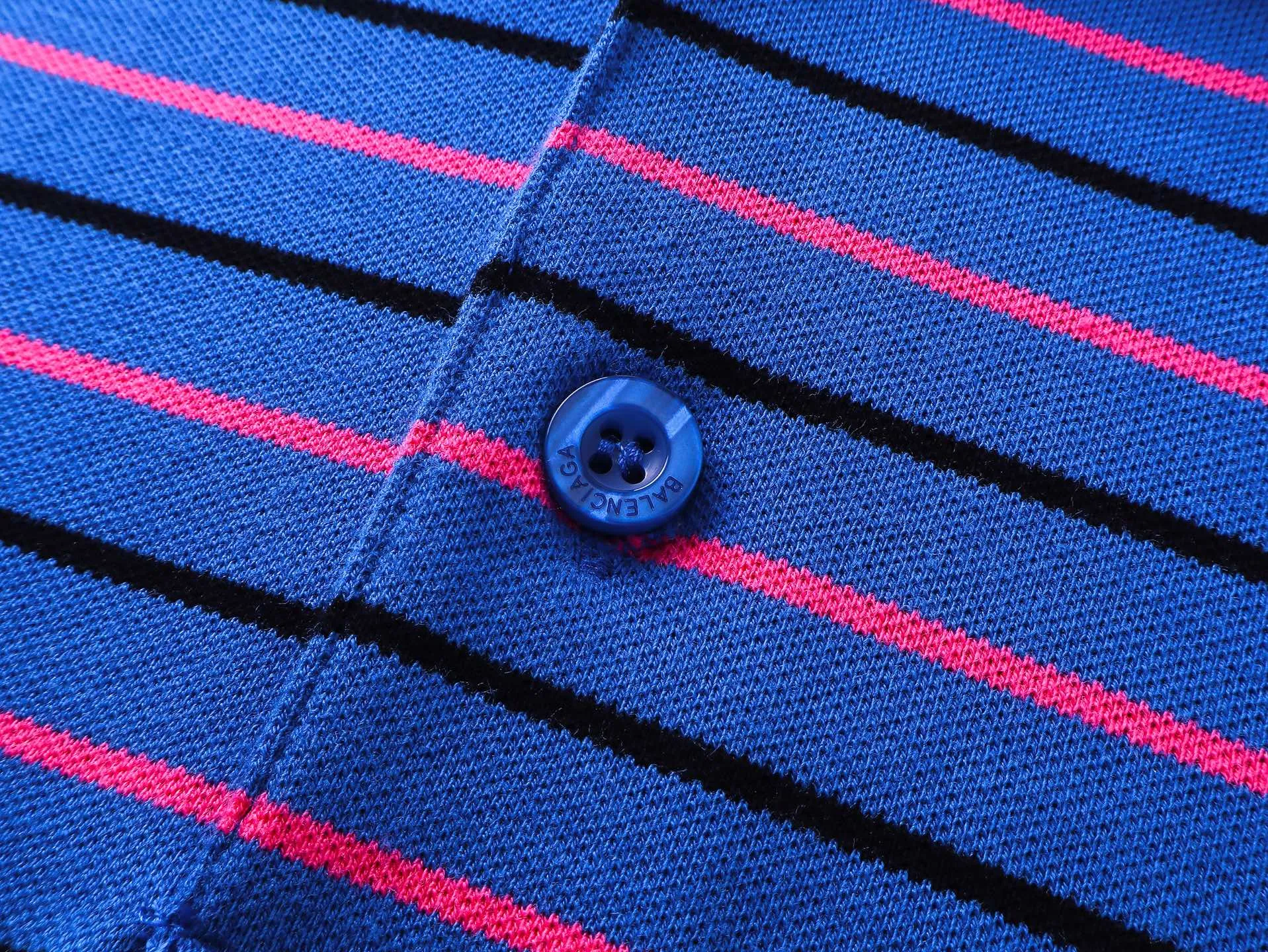 🅿️220 real photos [Top version. Official website quality] BALENCI*GA/Paris #2025 new simple striped chest embroidered POLO shirt, full of design, seamless side strips, heavy production.  Welcome to compare. The fabric is made of Paris ZP custom-woven and dyed cotton pique, with a weight of 260 grams. The cloth surface is clean. The cloth pattern is clear, soft and comfortable. The threads are woven and dyed with no color difference. The embroidered LOGO is embroidered using imported Tajima embroidery machine. The effect is three-dimensional. Restore brick cabinet, adopt OS loose shoulder style. Same style for men and women. Code: BL252206 Color: blue, white Size: XS S M L