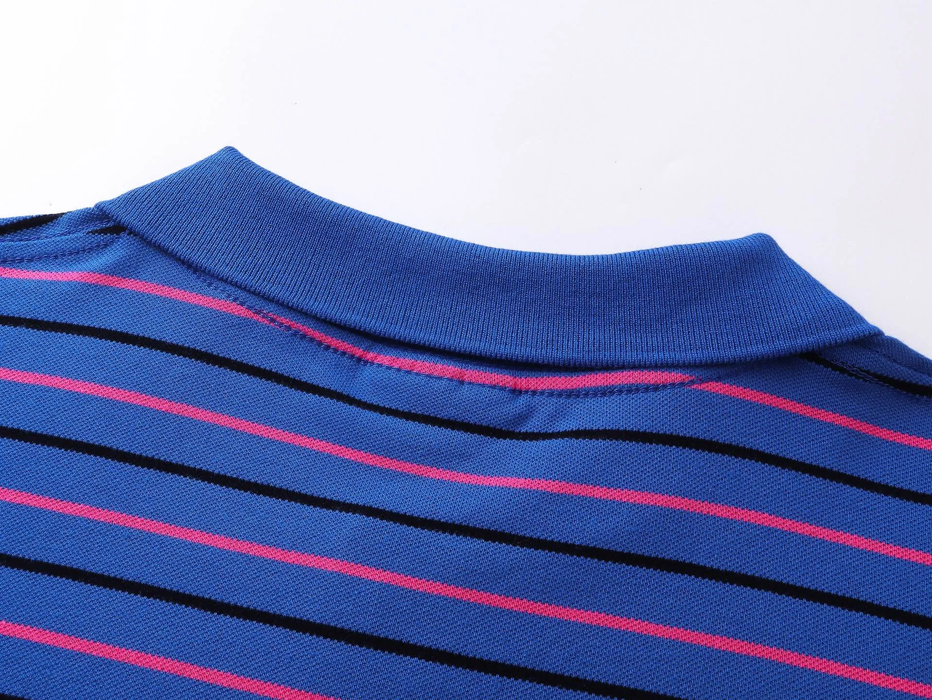 🅿️220 real photos [Top version. Official website quality] BALENCI*GA/Paris #2025 new simple striped chest embroidered POLO shirt, full of design, seamless side strips, heavy production.  Welcome to compare. The fabric is made of Paris ZP custom-woven and dyed cotton pique, with a weight of 260 grams. The cloth surface is clean. The cloth pattern is clear, soft and comfortable. The threads are woven and dyed with no color difference. The embroidered LOGO is embroidered using imported Tajima embroidery machine. The effect is three-dimensional. Restore brick cabinet, adopt OS loose shoulder style. Same style for men and women. Code: BL252206 Color: blue, white Size: XS S M L