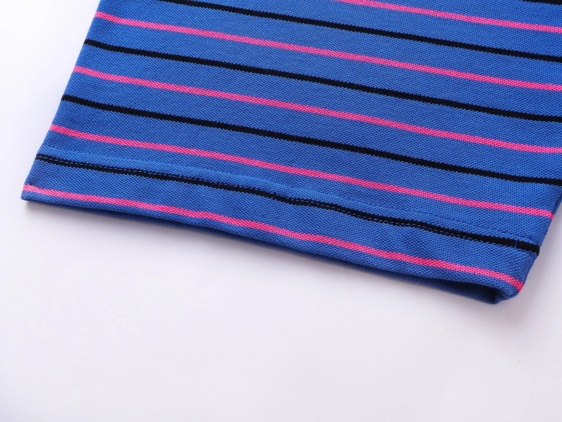 🅿️220 real photos [Top version. Official website quality] BALENCI*GA/Paris #2025 new simple striped chest embroidered POLO shirt, full of design, seamless side strips, heavy production.  Welcome to compare. The fabric is made of Paris ZP custom-woven and dyed cotton pique, with a weight of 260 grams. The cloth surface is clean. The cloth pattern is clear, soft and comfortable. The threads are woven and dyed with no color difference. The embroidered LOGO is embroidered using imported Tajima embroidery machine. The effect is three-dimensional. Restore brick cabinet, adopt OS loose shoulder style. Same style for men and women. Code: BL252206 Color: blue, white Size: XS S M L