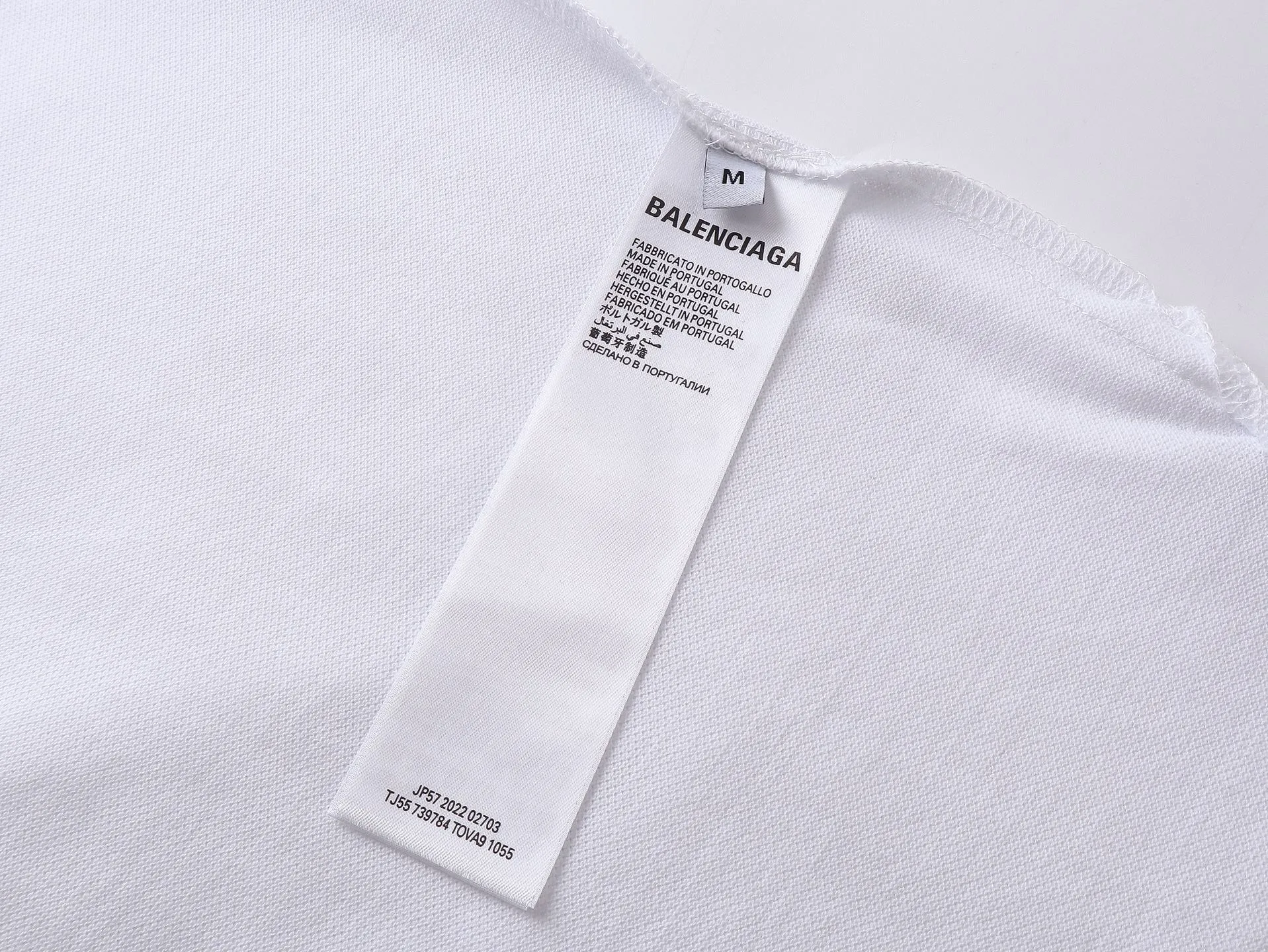 🅿️220 real photos [Top version. Official website quality] BALENCI*GA/Paris #2025 new front and back wave embroidered POLO shirt, front and back slit design, full of design, welcome to compare. The fabric is made of Paris ZP custom-woven and dyed cotton pique, weight 260 grams, clean cloth surface, clear cloth pattern, soft and comfortable. The threads are woven and dyed with no color difference. The embroidered LOGO is embroidered using imported Tajima embroidery machine. The effect is three-dimensional. Restore the brick cabinet, adopt OS loose shoulder style. Same style for men and women. Code: BL252207 Color: black, white Size: XS S M L