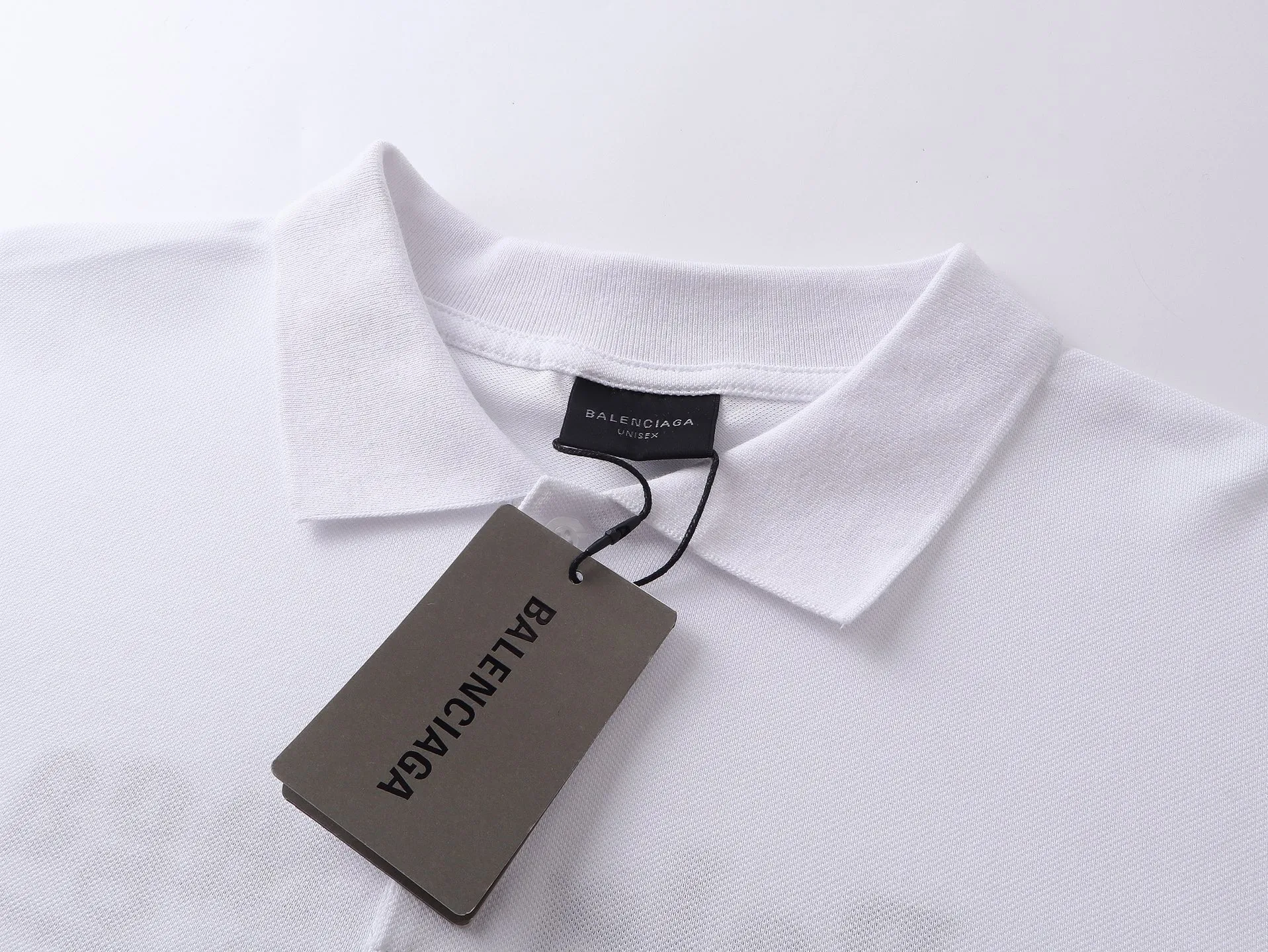 🅿️220 real photos [Top version. Official website quality] BALENCI*GA/Paris #2025 new front and back wave embroidered POLO shirt, front and back slit design, full of design, welcome to compare. The fabric is made of Paris ZP custom-woven and dyed cotton pique, weight 260 grams, clean cloth surface, clear cloth pattern, soft and comfortable. The threads are woven and dyed with no color difference. The embroidered LOGO is embroidered using imported Tajima embroidery machine. The effect is three-dimensional. Restore the brick cabinet, adopt OS loose shoulder style. Same style for men and women. Code: BL252207 Color: black, white Size: XS S M L