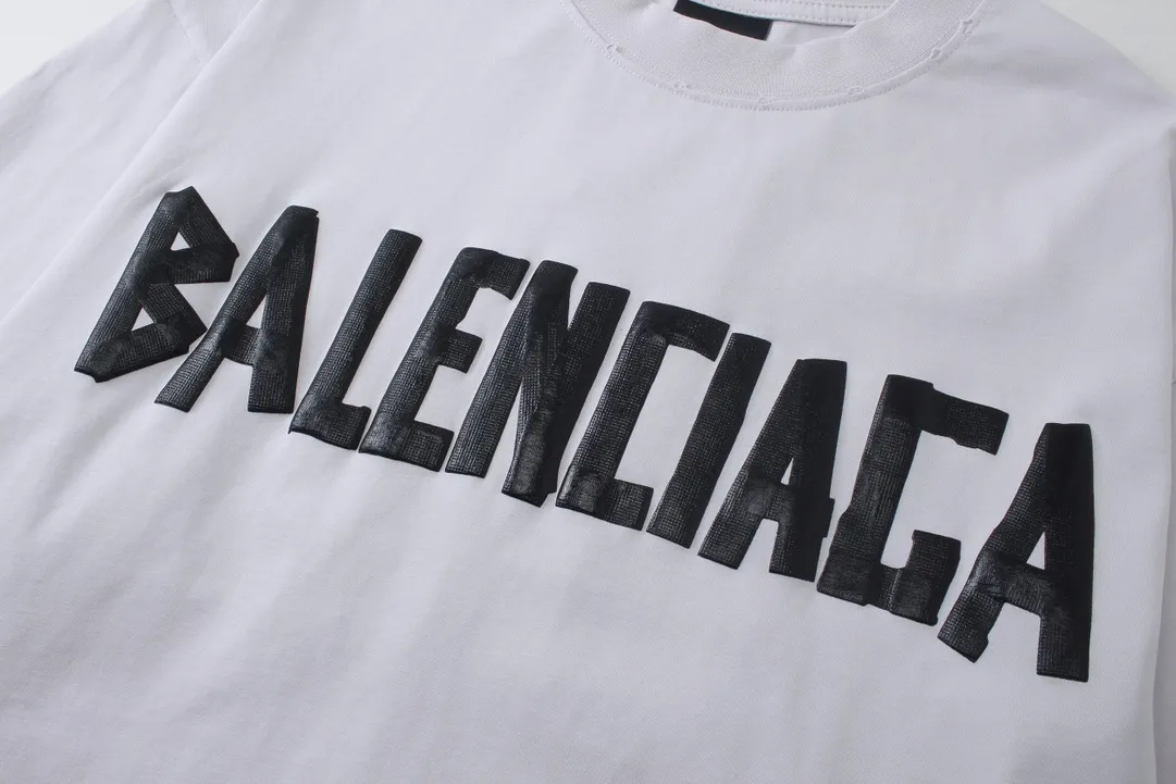 🅿️216 Real photos [Top version. Official website quality] BALENCI*GA/Paris. 23ss latest classic model. Front and rear tape direct printing. Ready-to-wear washed and worn long-sleeved T-shirt. Genuine product developed at the first time, brick cabinet synchronization. Welcome to compare. The fabric is made of Paris ZP custom-woven and dyed 100% cotton with double-yarn compact cotton. The weight is 260 grams. The cloth surface is clean. The cloth pattern is clear, soft and comfortable, and the threads are dyed with no color difference. The classic pattern is directly sprayed by a direct injection machine. Environmentally friendly imported materials, three-dimensional effect. Restored brick cabinet. The garments were washed and aged, and polished by many hands. Produced by ultra-heavy craftsmanship, the market currency is very different, welcome to compare. The version adopts OS loose shoulder design. The same style for men and women. Code: BL225003 Color: dark blue gray, off-white, burgundy, green, black blue, fog blue Size: XS S M L