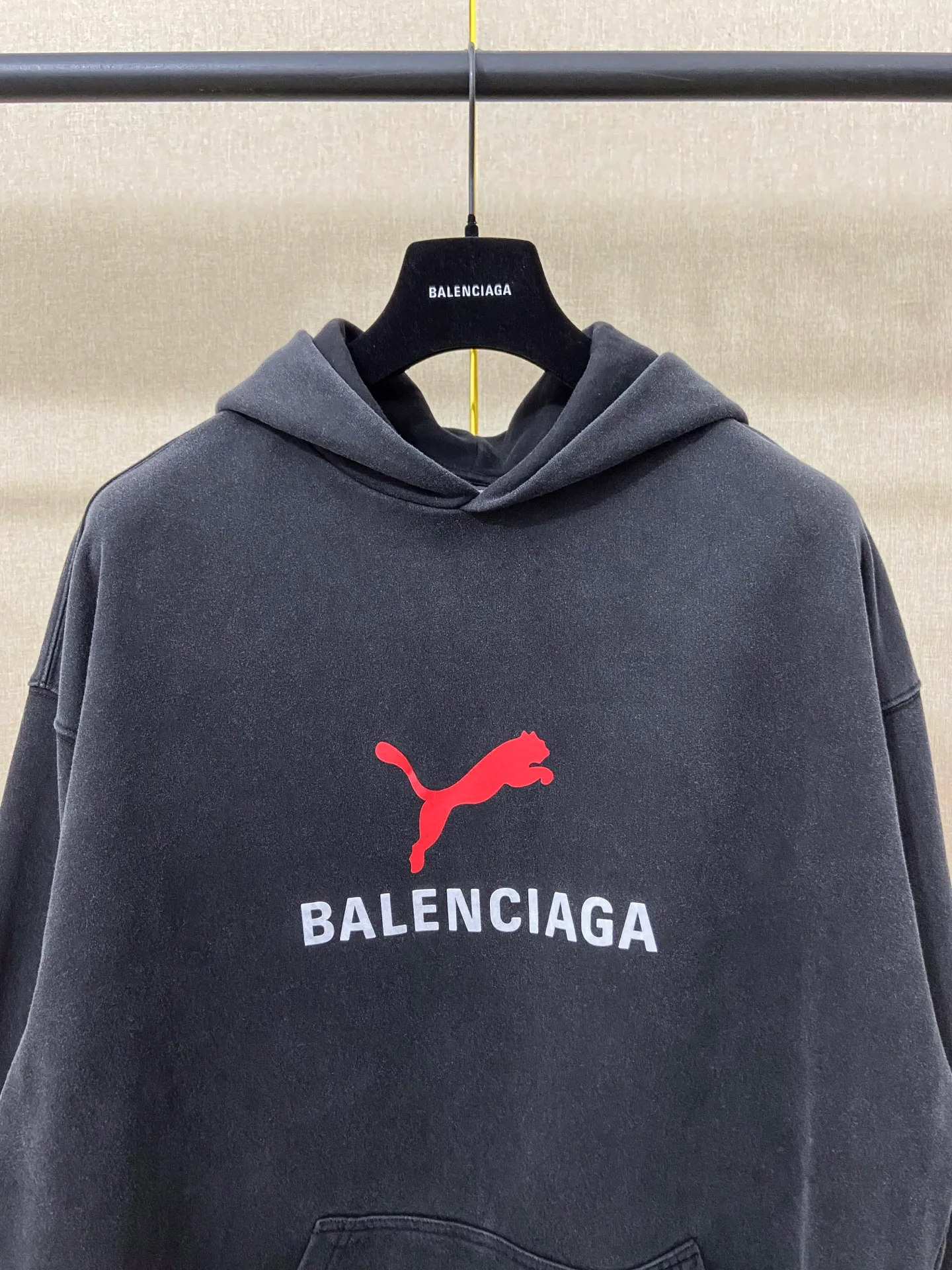 🅿️290 7202# Actual photo top version [[BALENCIA*GA] official website quality Paris new joint PUMA series front printed hooded sweatshirt OS version loose dropped shoulders Unisex style Fabric: 480g 100% cotton terry Davidson Technique: front printed Garment wash distressed shaping solid color Color: washed black Size: XS S M L