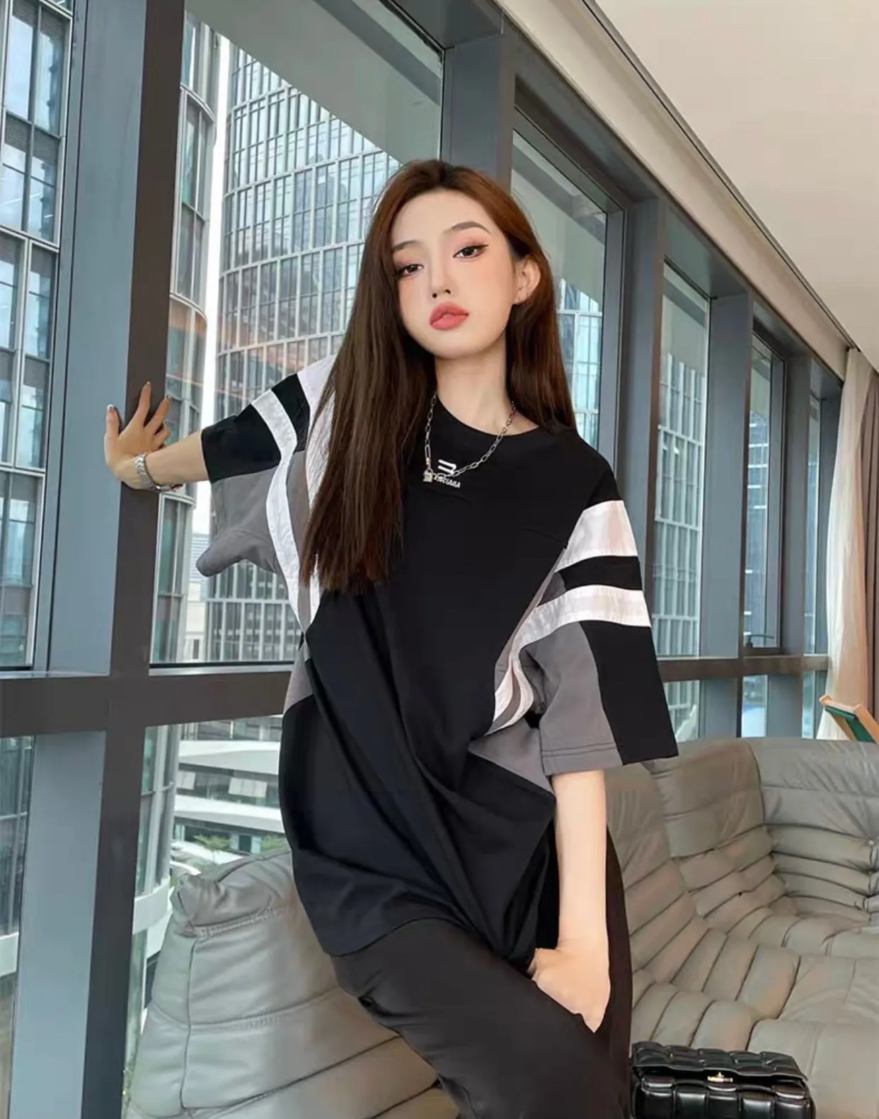 ♻️💯Upper body reference model picture❤️Top verified version BALENCIAGA/Balenciaga 22SS splicing heavy industry male and female couple celebrity short-sleeved T-shirt. Here is an explanation why mine is dozens of yuan more expensive than others: 1. I feel that there is nothing to explain. This product can be shipped at this price and it is already a philanthropist. The difficulty of splicing. I changed a dozen factories and shook my head. It is a miracle that it can be shipped. 2. Each model is produced by the company, and the details of the workmanship and fabrics are consistent with the original product. Guaranteed no color difference from the counter. Reproduction is not scary. Whoever fakes it will be embarrassed. It’s not shameful to make a replica, it’s shameful if you can’t buy the correct version if you make a replica. All of my series can be found in all major places and will be absolutely stunning! 3. The fabric is made of 280g Paris-specific double yarn. No one can make better fabrics than mine. There is really no way to compare with the ordinary version on the market. Respect it. It is authentic and costs thousands of dollars. Don’t wear the quality of street stalls. 4. The workmanship is restored in all aspects and the packaging is restored in all aspects. 5. I guarantee here that this is the highest quality you can find. Size: XS-L (the correct version size L can wear 220 pounds, which is very large) Fabric: Customized 280g custom-woven and dyed double yarn Color: Black Version: The whole piece adopts three-needle and five-thread technology, (neckline-shoulder seam-sleeve seam-pressed double thread, looks more three-dimensional and textured) The same process as the original original, classic version, small dropped shoulders, micro silhouette! ✔️Correct 240g double yarn fabric ✔️Correct high version ✔️Correct double yarn high weight thread ✔️Correct packaging details P:310
