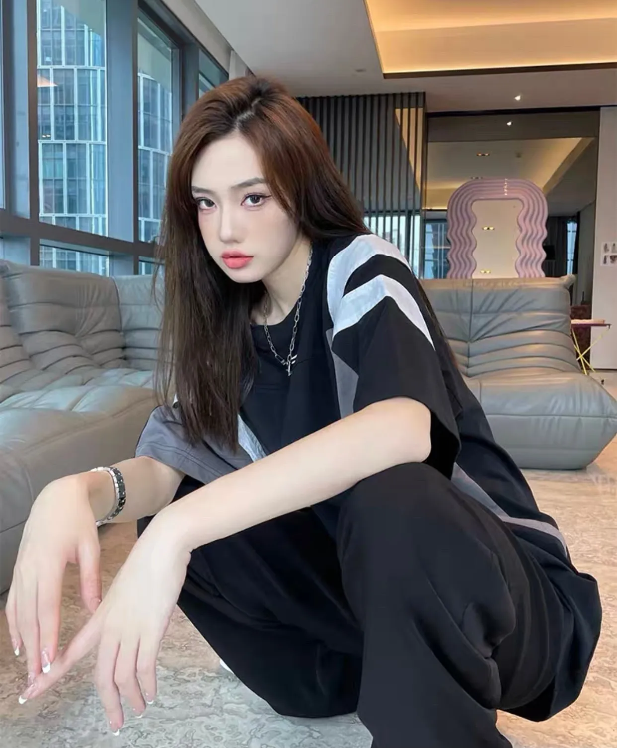 ♻️💯Upper body reference model picture❤️Top verified version BALENCIAGA/Balenciaga 22SS splicing heavy industry male and female couple celebrity short-sleeved T-shirt. Here is an explanation why mine is dozens of yuan more expensive than others: 1. I feel that there is nothing to explain. This product can be shipped at this price and it is already a philanthropist. The difficulty of splicing. I changed a dozen factories and shook my head. It is a miracle that it can be shipped. 2. Each model is produced by the company, and the details of the workmanship and fabrics are consistent with the original product. Guaranteed no color difference from the counter. Reproduction is not scary. Whoever fakes it will be embarrassed. It’s not shameful to make a replica, it’s shameful if you can’t buy the correct version if you make a replica. All of my series can be found in all major places and will be absolutely stunning! 3. The fabric is made of 280g Paris-specific double yarn. No one can make better fabrics than mine. There is really no way to compare with the ordinary version on the market. Respect it. It is authentic and costs thousands of dollars. Don’t wear the quality of street stalls. 4. The workmanship is restored in all aspects and the packaging is restored in all aspects. 5. I guarantee here that this is the highest quality you can find. Size: XS-L (the correct version size L can wear 220 pounds, which is very large) Fabric: Customized 280g custom-woven and dyed double yarn Color: Black Version: The whole piece adopts three-needle and five-thread technology, (neckline-shoulder seam-sleeve seam-pressed double thread, looks more three-dimensional and textured) The same process as the original original, classic version, small dropped shoulders, micro silhouette! ✔️Correct 240g double yarn fabric ✔️Correct high version ✔️Correct double yarn high weight thread ✔️Correct packaging details P:310