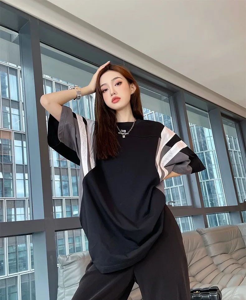 ♻️💯Upper body reference model picture❤️Top verified version BALENCIAGA/Balenciaga 22SS splicing heavy industry male and female couple celebrity short-sleeved T-shirt. Here is an explanation why mine is dozens of yuan more expensive than others: 1. I feel that there is nothing to explain. This product can be shipped at this price and it is already a philanthropist. The difficulty of splicing. I changed a dozen factories and shook my head. It is a miracle that it can be shipped. 2. Each model is produced by the company, and the details of the workmanship and fabrics are consistent with the original product. Guaranteed no color difference from the counter. Reproduction is not scary. Whoever fakes it will be embarrassed. It’s not shameful to make a replica, it’s shameful if you can’t buy the correct version if you make a replica. All of my series can be found in all major places and will be absolutely stunning! 3. The fabric is made of 280g Paris-specific double yarn. No one can make better fabrics than mine. There is really no way to compare with the ordinary version on the market. Respect it. It is authentic and costs thousands of dollars. Don’t wear the quality of street stalls. 4. The workmanship is restored in all aspects and the packaging is restored in all aspects. 5. I guarantee here that this is the highest quality you can find. Size: XS-L (the correct version size L can wear 220 pounds, which is very large) Fabric: Customized 280g custom-woven and dyed double yarn Color: Black Version: The whole piece adopts three-needle and five-thread technology, (neckline-shoulder seam-sleeve seam-pressed double thread, looks more three-dimensional and textured) The same process as the original original, classic version, small dropped shoulders, micro silhouette! ✔️Correct 240g double yarn fabric ✔️Correct high version ✔️Correct double yarn high weight thread ✔️Correct packaging details P:310