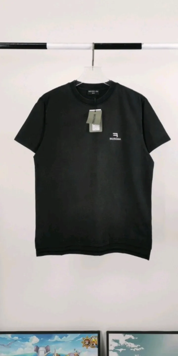 Actual video shot————The top tested version of BALENCIAGA Balenciaga’s new LOGO with inverted chest embroidery printing, the same style short-sleeved T-shirts for male and female couples stars, using imported Tajima embroidery printing, the printing texture is clear and full! Ready-made garments are washed, fried snowflakes and sanded. The scrap rate is very high. Full of craftsmanship. 32S 280g double-ply double yarn pure cotton fabric. Ready-made garments are shaped and washed! Full of drape. The hem has a high-low bifurcated design, with a clear sense of layering and BF design style! Butt-covering artifact! Girls can have their lower body disappear in an instant! Accessories: Butter paper with logo, three-label synchronous official website Size: XS-L Color: Washed black P:280