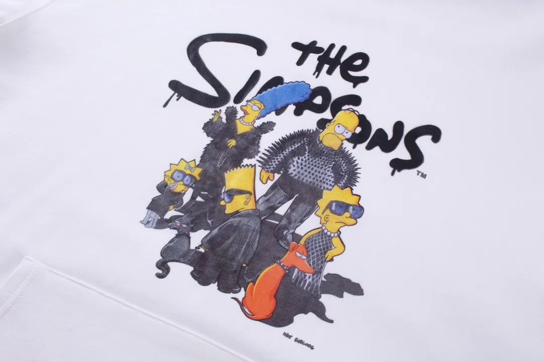 🅿️310 Detailed picture [Top version. Official website quality] BALENCI*GA/Paris. Classic model. 22S#balenci*ga x THE SIMPSONS Simpson joint model# The fabric is made of Paris ZP custom-woven and dyed cotton double-yarn David Coat. The net weight is 450 grams. The cloth surface is clean. The cloth pattern is clear, soft and comfortable. The threads are dyed with no color difference. The classic pattern adopts Kornit digital machine, which has a three-dimensional effect and restores the brick cabinet. The version adopts the OS loose shoulder version. Same style for men and women Code: BL238088 Color: Black. White. Size: XS S M L