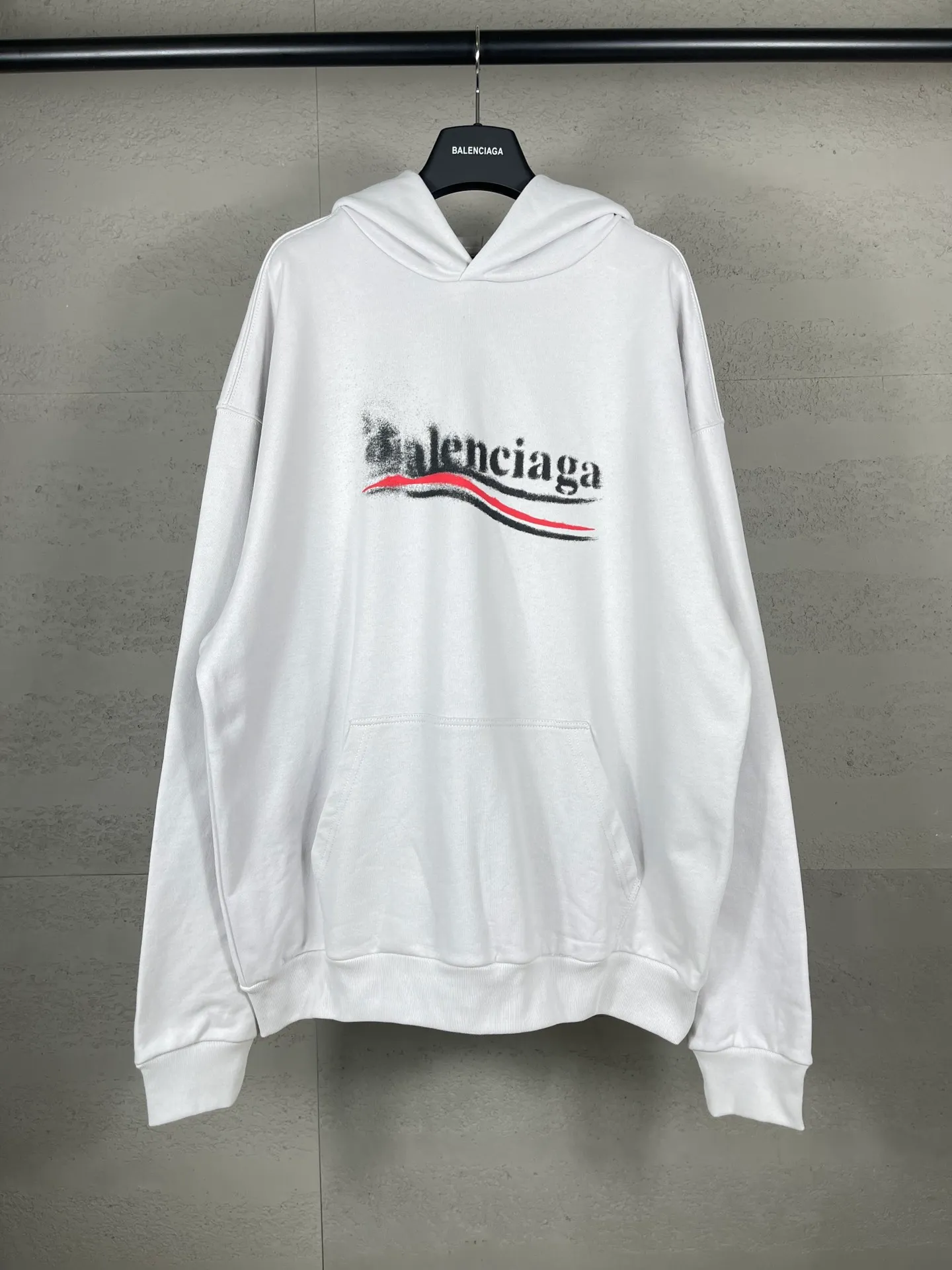 🅿️300 real photos [Top version. Official website quality] BALENCI*GA/Paris. 2024 new classic letter LOGO printed graffiti hooded sweatshirt. Brick cabinets are synchronized. Genuine products are developed at the first time. All fabric colors are available. Printed Y boards are customized. Enjoy printing and comparison! The fabric is made of Paris ZP custom-woven and dyed cotton terry sweatshirt. Weighing 460 grams, the cloth surface is clean. The cloth pattern is clear, soft and comfortable. The threads are dyed with no color difference. The classic LOGO uses environmentally friendly imported materials to print graffiti, and the dot direct spray process creates a three-dimensional effect. Restore the brick cabinet, adopt the OS loose shoulder style. Same style for men and women Coding: BL238930 Color: black and blue, off-white Size: XS S M L
