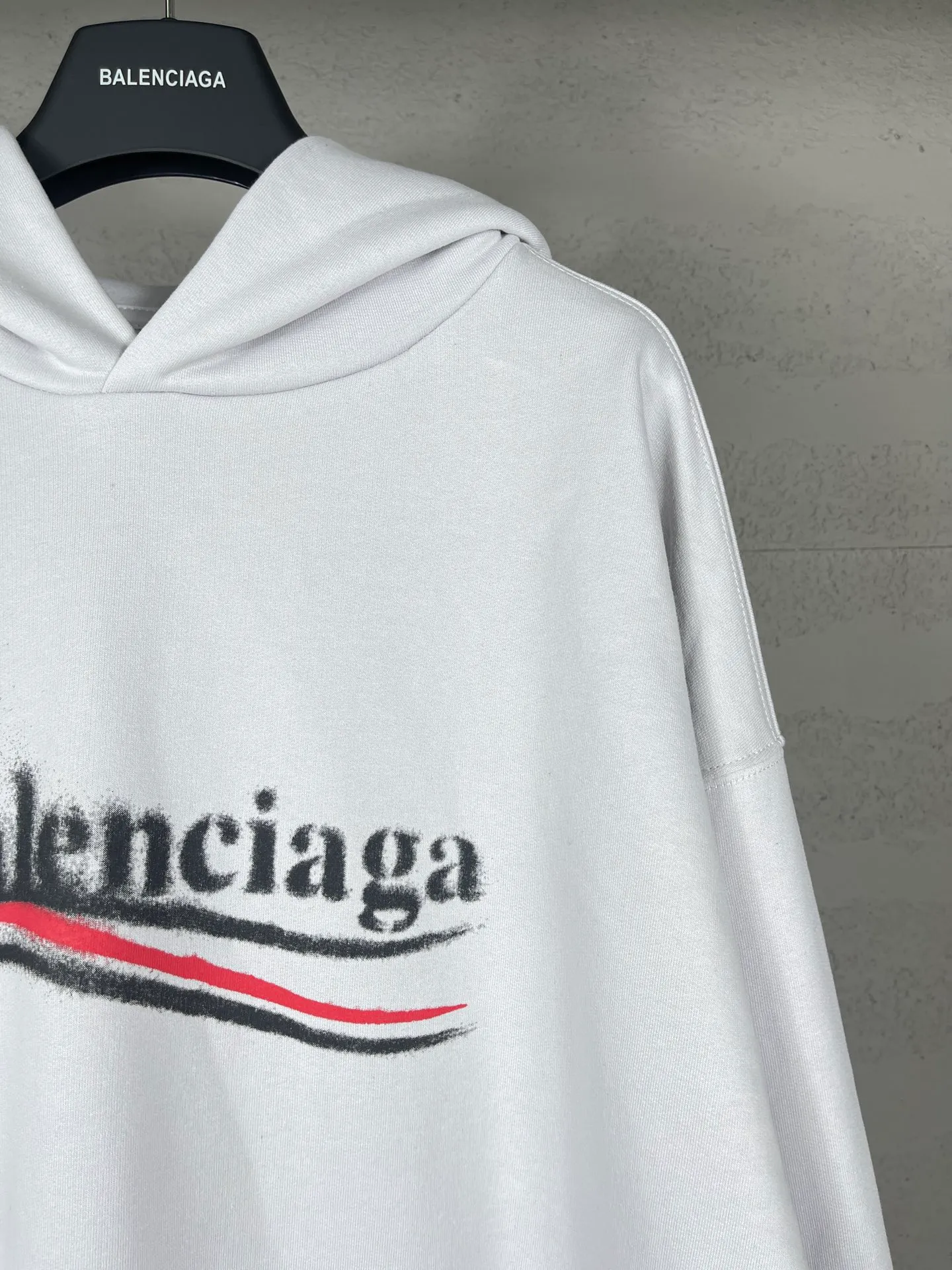 🅿️300 real photos [Top version. Official website quality] BALENCI*GA/Paris. 2024 new classic letter LOGO printed graffiti hooded sweatshirt. Brick cabinets are synchronized. Genuine products are developed at the first time. All fabric colors are available. Printed Y boards are customized. Enjoy printing and comparison! The fabric is made of Paris ZP custom-woven and dyed cotton terry sweatshirt. Weighing 460 grams, the cloth surface is clean. The cloth pattern is clear, soft and comfortable. The threads are dyed with no color difference. The classic LOGO uses environmentally friendly imported materials to print graffiti, and the dot direct spray process creates a three-dimensional effect. Restore the brick cabinet, adopt the OS loose shoulder style. Same style for men and women Coding: BL238930 Color: black and blue, off-white Size: XS S M L