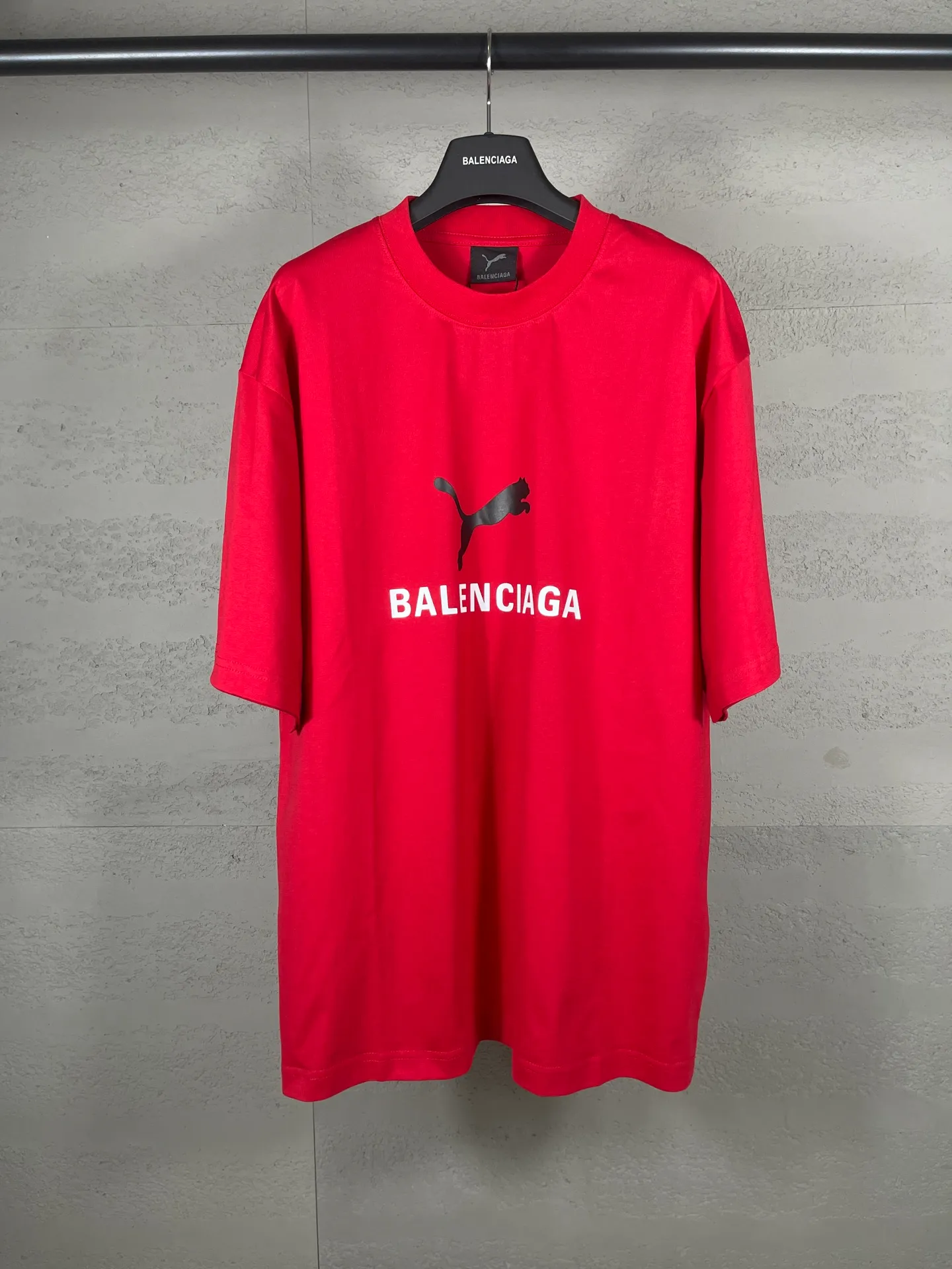 🅿️180 real photos [Top version. Official website quality] BALENCI*GA/26 new model. Paris co-branded puma series front printed washed short-sleeved T-shirt # SS26 latest model. Research and development at the first time, different market currencies. Comparisons welcome. The fabric is made of Paris ZP custom-woven and dyed cotton double yarn. Weighing 260 grams, the cloth surface is clean. The cloth pattern is clear, soft and comfortable. The threads are dyed with no color difference. The printing uses environmentally friendly imported rubber paddles, with clear letters and no burrs. Strong three-dimensional effect. Garment washing water. Jubie market currency. Welcome to compare. The version adopts OS loose shoulder design. Same style for men and women. Code: BL253716 Color: washed black, red, off-white Size: XS S M L