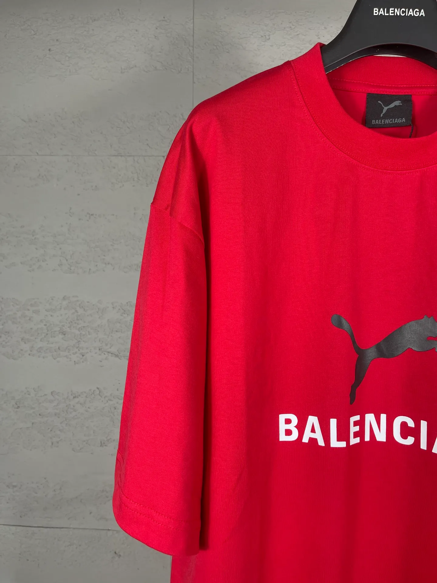 🅿️180 real photos [Top version. Official website quality] BALENCI*GA/26 new model. Paris co-branded puma series front printed washed short-sleeved T-shirt # SS26 latest model. Research and development at the first time, different market currencies. Comparisons welcome. The fabric is made of Paris ZP custom-woven and dyed cotton double yarn. Weighing 260 grams, the cloth surface is clean. The cloth pattern is clear, soft and comfortable. The threads are dyed with no color difference. The printing uses environmentally friendly imported rubber paddles, with clear letters and no burrs. Strong three-dimensional effect. Garment washing water. Jubie market currency. Welcome to compare. The version adopts OS loose shoulder design. Same style for men and women. Code: BL253716 Color: washed black, red, off-white Size: XS S M L