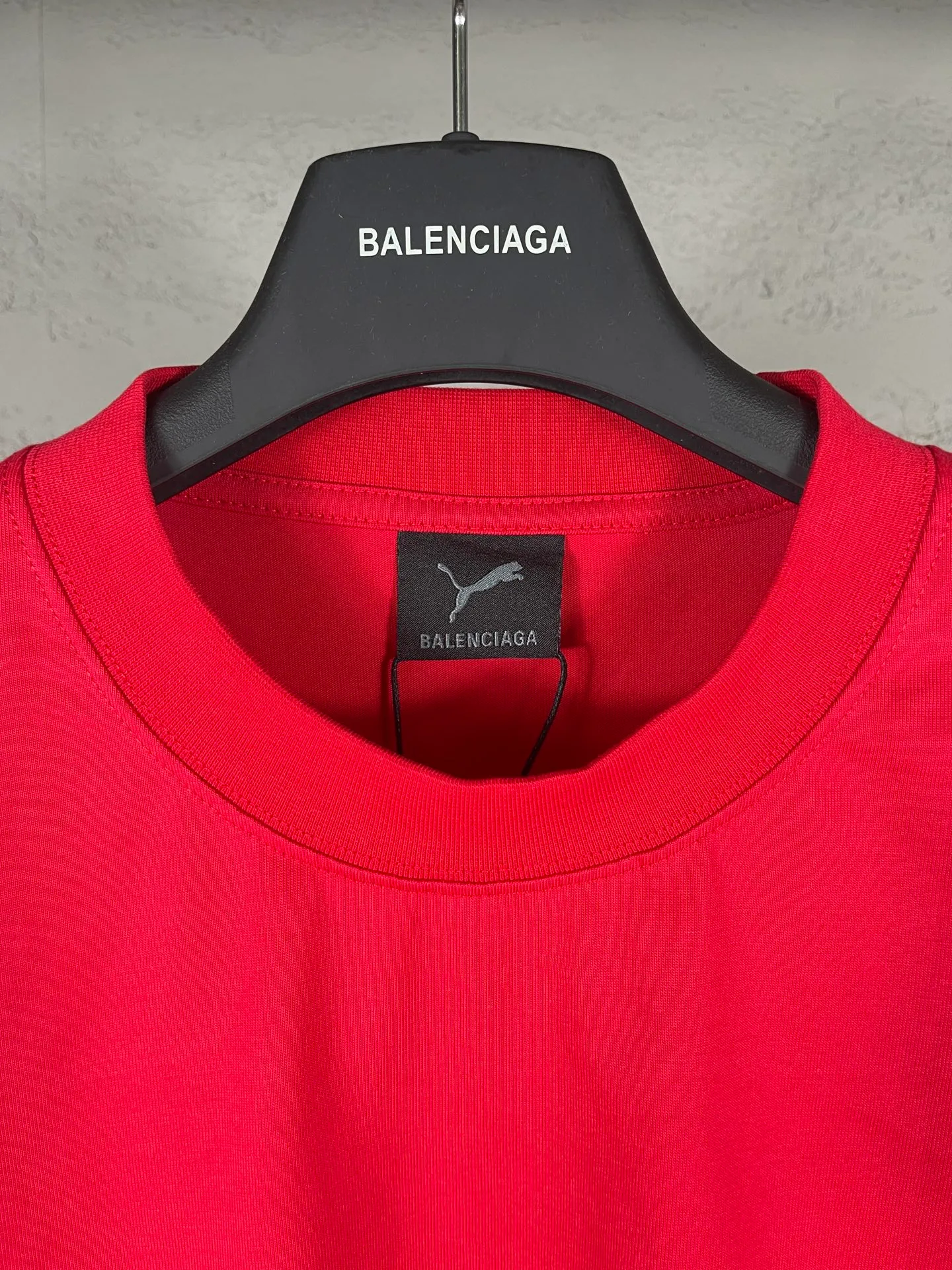 🅿️180 real photos [Top version. Official website quality] BALENCI*GA/26 new model. Paris co-branded puma series front printed washed short-sleeved T-shirt # SS26 latest model. Research and development at the first time, different market currencies. Comparisons welcome. The fabric is made of Paris ZP custom-woven and dyed cotton double yarn. Weighing 260 grams, the cloth surface is clean. The cloth pattern is clear, soft and comfortable. The threads are dyed with no color difference. The printing uses environmentally friendly imported rubber paddles, with clear letters and no burrs. Strong three-dimensional effect. Garment washing water. Jubie market currency. Welcome to compare. The version adopts OS loose shoulder design. Same style for men and women. Code: BL253716 Color: washed black, red, off-white Size: XS S M L