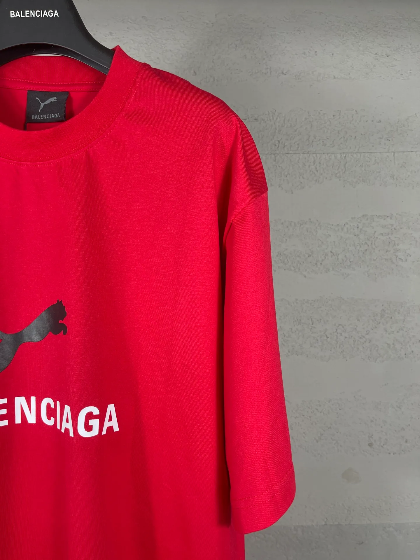 🅿️180 real photos [Top version. Official website quality] BALENCI*GA/26 new model. Paris co-branded puma series front printed washed short-sleeved T-shirt # SS26 latest model. Research and development at the first time, different market currencies. Comparisons welcome. The fabric is made of Paris ZP custom-woven and dyed cotton double yarn. Weighing 260 grams, the cloth surface is clean. The cloth pattern is clear, soft and comfortable. The threads are dyed with no color difference. The printing uses environmentally friendly imported rubber paddles, with clear letters and no burrs. Strong three-dimensional effect. Garment washing water. Jubie market currency. Welcome to compare. The version adopts OS loose shoulder design. Same style for men and women. Code: BL253716 Color: washed black, red, off-white Size: XS S M L