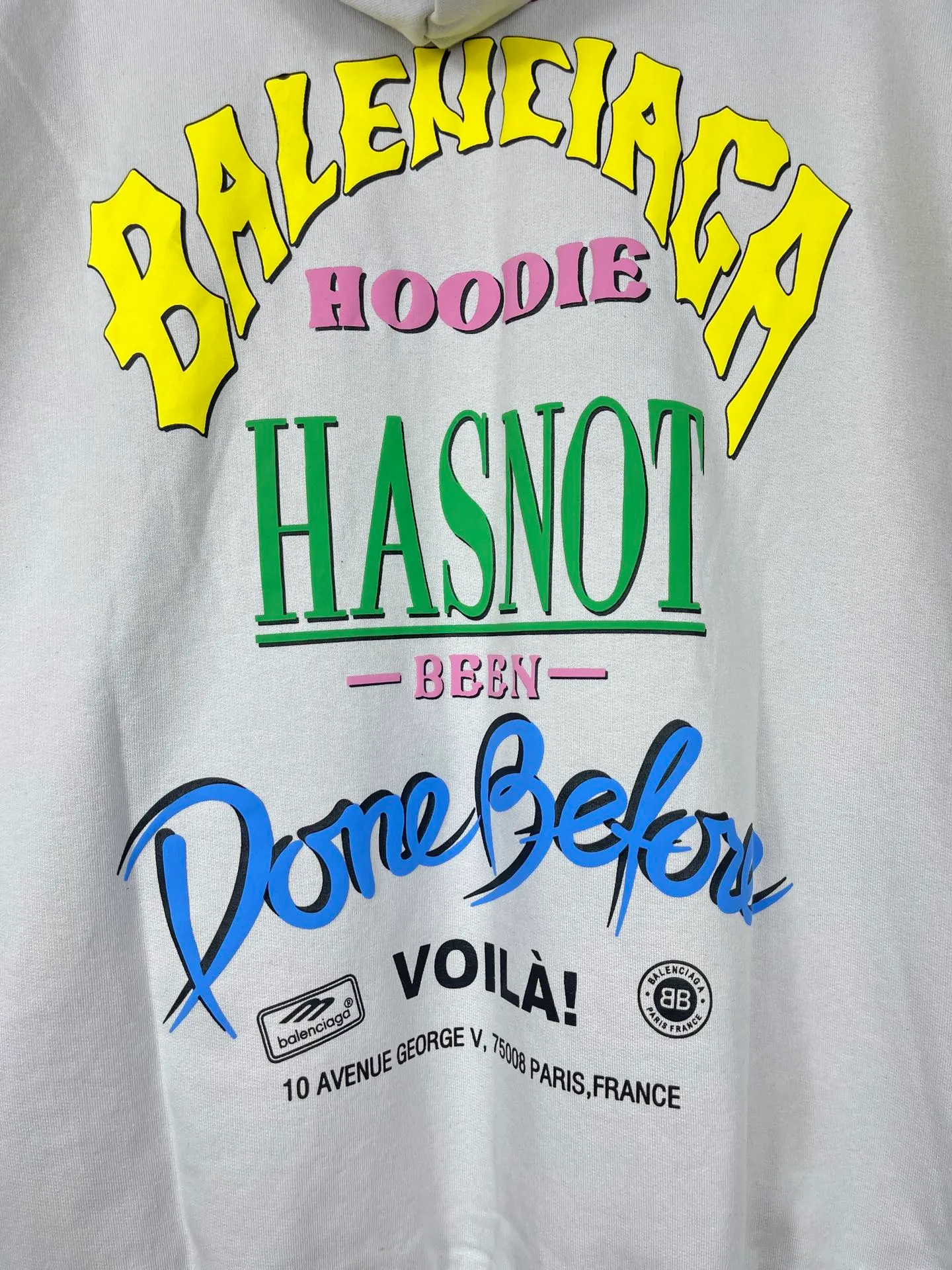 🅿️360 real photos [Top version. Official website quality] BALENCI*GA/Paris. 2024 new style, back letter foam printing, washed and distressed zipper cardigan hooded sweatshirt 2024 new style. All pattern details, color, Y plate customization. Jubilee market currency. Brick cabinets are synchronized. Genuine products are developed at the first time, and you can print and compare! The fabric is made of Paris ZP custom-woven and dyed cotton terry sweatshirt. Weighing 460 grams, the cloth surface is clean. The cloth pattern is clear, soft and comfortable. The threads are dyed with no color difference. The printing uses environmentally friendly imported foam printing, with clear letters and three-dimensional effect. The entire garment is washed, distressed and worn. The version adopts OS loose shoulder design. Same style for men and women. Code: BL238957 Color: gray and white Size: XS S M L