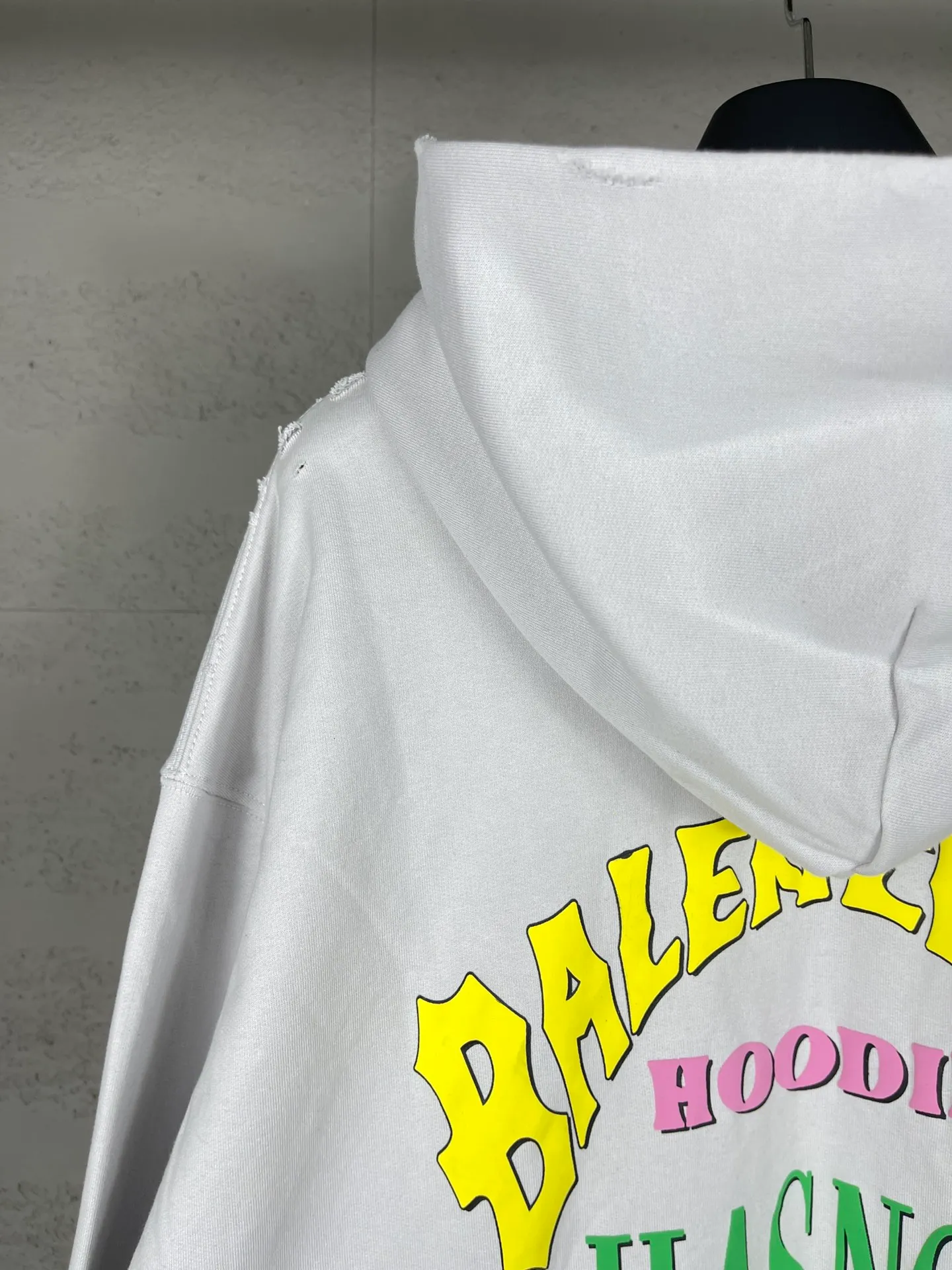 🅿️360 real photos [Top version. Official website quality] BALENCI*GA/Paris. 2024 new style, back letter foam printing, washed and distressed zipper cardigan hooded sweatshirt 2024 new style. All pattern details, color, Y plate customization. Jubilee market currency. Brick cabinets are synchronized. Genuine products are developed at the first time, and you can print and compare! The fabric is made of Paris ZP custom-woven and dyed cotton terry sweatshirt. Weighing 460 grams, the cloth surface is clean. The cloth pattern is clear, soft and comfortable. The threads are dyed with no color difference. The printing uses environmentally friendly imported foam printing, with clear letters and three-dimensional effect. The entire garment is washed, distressed and worn. The version adopts OS loose shoulder design. Same style for men and women. Code: BL238957 Color: gray and white Size: XS S M L