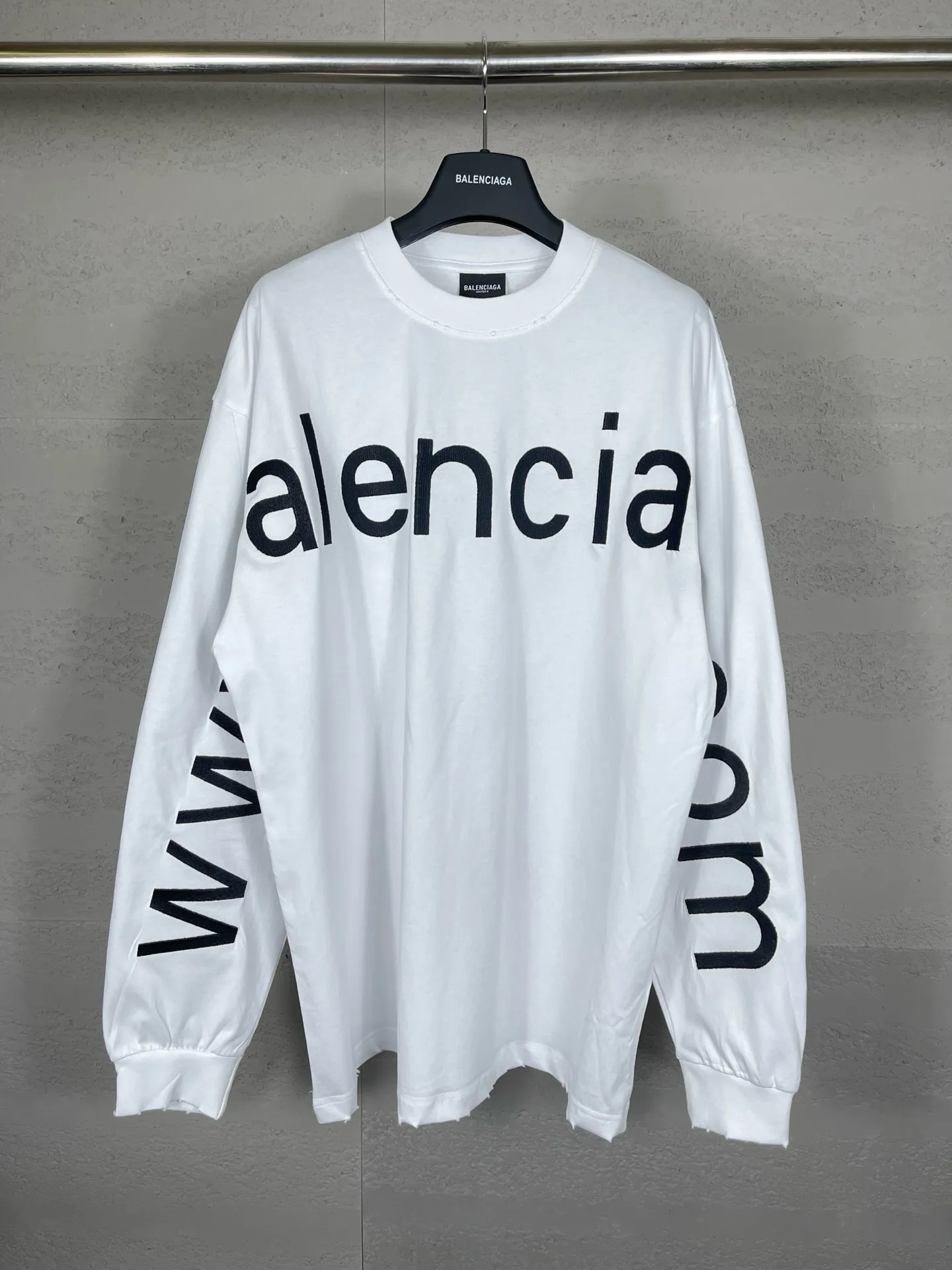 🅿️250 Actual pictures [Top version. Official website quality] BALENCI*GA/Paris BALENCI*GA#2024 latest model, Paris website embroidered letters large LOGO long-sleeved T-shirt. Brick cabinet sync. The first genuine product was developed, with over 200,000 stitches of counter-position embroidery on the chest. Notice! ️Full letter embroidery, welcome to compare! The fabric is made of Paris ZP custom-woven and dyed 100% cotton double-yarn compact cotton. The weight is 260 grams. The cloth surface is clean. The cloth pattern is clear. It is soft and comfortable. It has good color fastness and is not easy to change color. The threads are woven and dyed with no color difference. The embroidery is done using imported Tajima embroidery machines. Super 20W needle thread embroidery, accurate positioning, three-dimensional effect, clear lines. No burrs and miscellaneous threads, ultra-high craftsmanship embroidery. The version adopts OS loose shoulder design. Same style for men and women. Code: BL225001 Color: black, white. Size: XS S M L