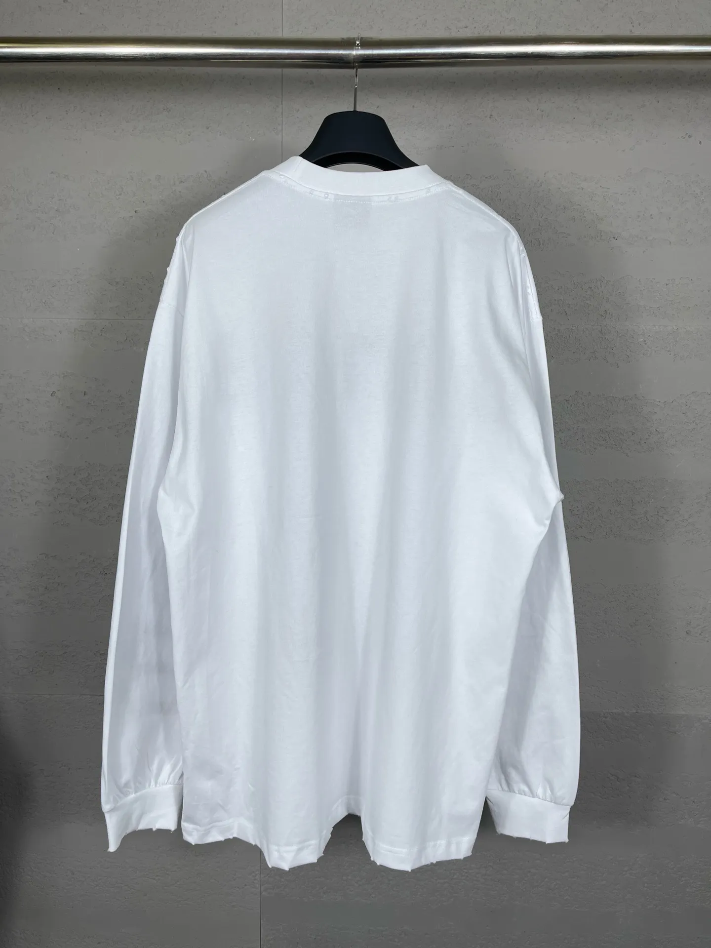🅿️250 Actual pictures [Top version. Official website quality] BALENCI*GA/Paris BALENCI*GA#2024 latest model, Paris website embroidered letters large LOGO long-sleeved T-shirt. Brick cabinet sync. The first genuine product was developed, with over 200,000 stitches of counter-position embroidery on the chest. Notice! ️Full letter embroidery, welcome to compare! The fabric is made of Paris ZP custom-woven and dyed 100% cotton double-yarn compact cotton. The weight is 260 grams. The cloth surface is clean. The cloth pattern is clear. It is soft and comfortable. It has good color fastness and is not easy to change color. The threads are woven and dyed with no color difference. The embroidery is done using imported Tajima embroidery machines. Super 20W needle thread embroidery, accurate positioning, three-dimensional effect, clear lines. No burrs and miscellaneous threads, ultra-high craftsmanship embroidery. The version adopts OS loose shoulder design. Same style for men and women. Code: BL225001 Color: black, white. Size: XS S M L