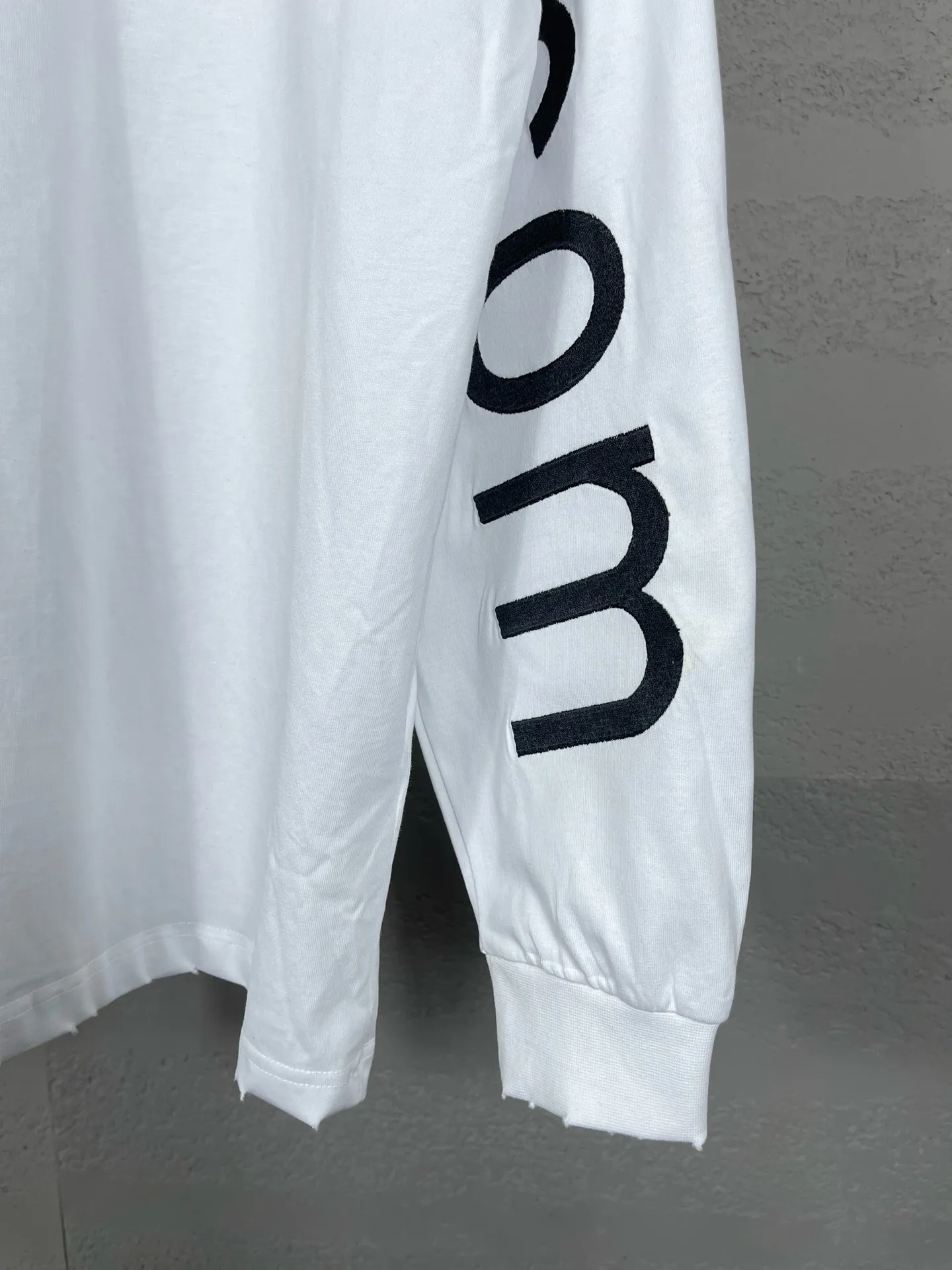 🅿️250 Actual pictures [Top version. Official website quality] BALENCI*GA/Paris BALENCI*GA#2024 latest model, Paris website embroidered letters large LOGO long-sleeved T-shirt. Brick cabinet sync. The first genuine product was developed, with over 200,000 stitches of counter-position embroidery on the chest. Notice! ️Full letter embroidery, welcome to compare! The fabric is made of Paris ZP custom-woven and dyed 100% cotton double-yarn compact cotton. The weight is 260 grams. The cloth surface is clean. The cloth pattern is clear. It is soft and comfortable. It has good color fastness and is not easy to change color. The threads are woven and dyed with no color difference. The embroidery is done using imported Tajima embroidery machines. Super 20W needle thread embroidery, accurate positioning, three-dimensional effect, clear lines. No burrs and miscellaneous threads, ultra-high craftsmanship embroidery. The version adopts OS loose shoulder design. Same style for men and women. Code: BL225001 Color: black, white. Size: XS S M L