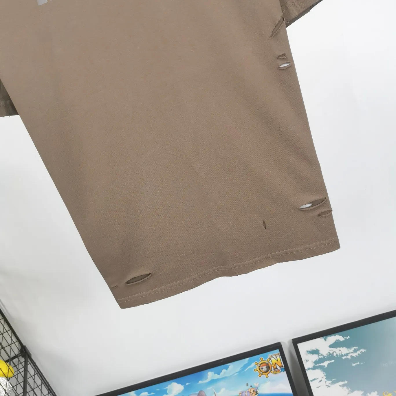 The top tested version of Balenciaga/BALENCIAGA chest crack print logo basic hole washed burst pattern male and female couple star same style pure cotton short-sleeved T-shirt custom-woven and dyed fabric, guaranteed to have no color difference with the genuine product, the collar thread is also dyed in the same vat. The holes on the neckline are manually rubbed, and the holes on the chest, front and back are all laser holes to ensure that the holes will not deform or wrinkle.  Made of 280g 24-count combed tightly siro-spun plain fabric, the front panel is printed with a glue-pulling effect, and imported transparent slurry is used to scrape the bottom to make the printing cracks feel even.  Color: Gray Red Blue Black White Size: XS-L P:260