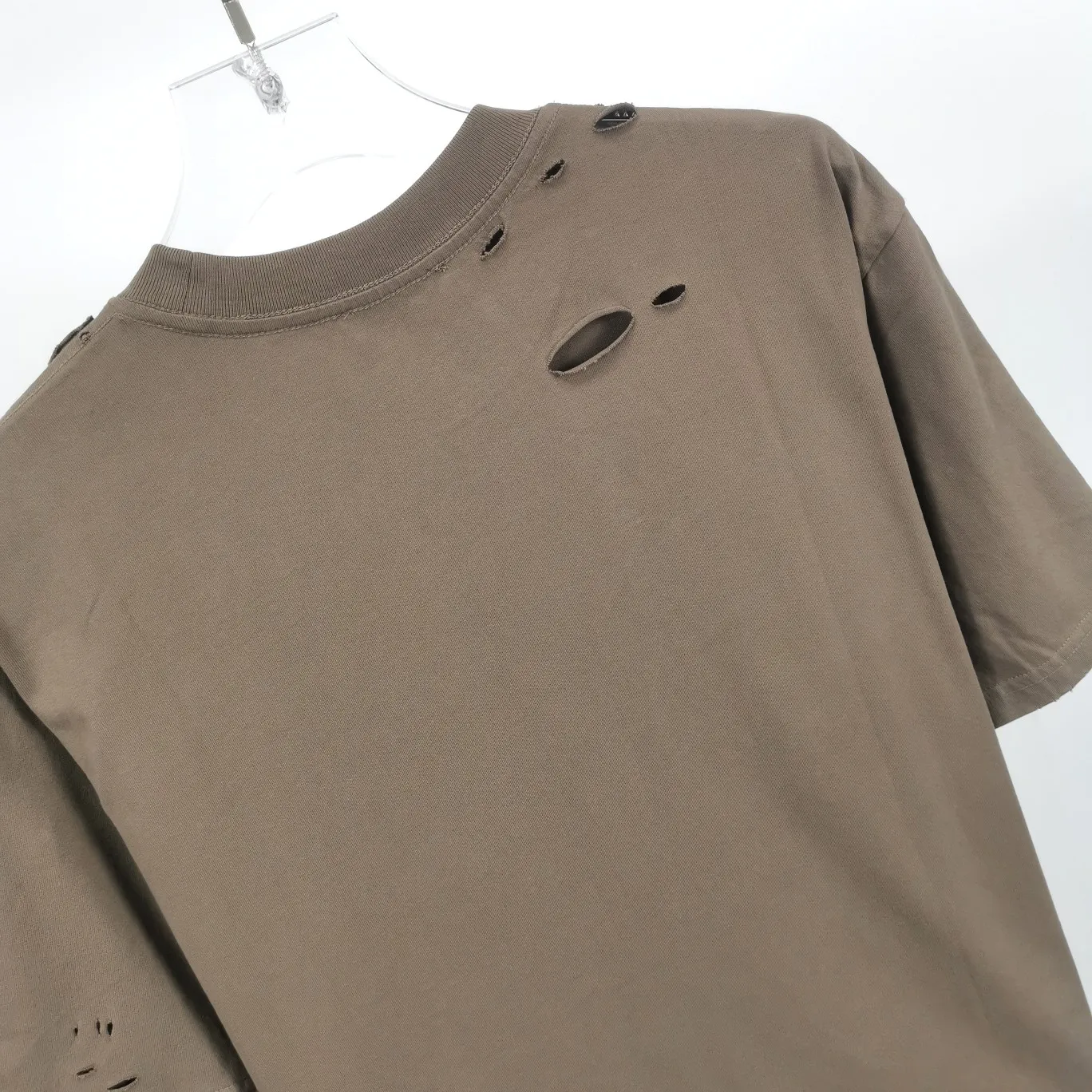 The top tested version of Balenciaga/BALENCIAGA chest crack print logo basic hole washed burst pattern male and female couple star same style pure cotton short-sleeved T-shirt custom-woven and dyed fabric, guaranteed to have no color difference with the genuine product, the collar thread is also dyed in the same vat. The holes on the neckline are manually rubbed, and the holes on the chest, front and back are all laser holes to ensure that the holes will not deform or wrinkle.  Made of 280g 24-count combed tightly siro-spun plain fabric, the front panel is printed with a glue-pulling effect, and imported transparent slurry is used to scrape the bottom to make the printing cracks feel even.  Color: Gray Red Blue Black White Size: XS-L P:260