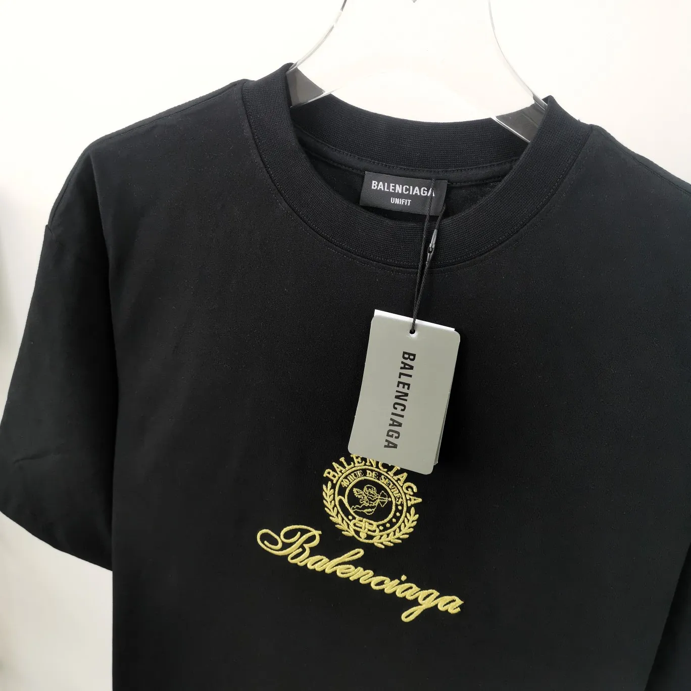 [New] The top tried and tested version of BALENCIAGA Balenciaga three-dimensional art embroidery Cupid badge Tanabata Valentine's Day limited edition pure cotton short-sleeved T-shirt for male and female couples stars Tanabata limited edition Cupid gold thread embroidered short-sleeved T-shirt Using imported Tajima machine, the embroidery effect is three-dimensional and full, first-line craftsmanship, the quality is visible to the naked eye, the overall font size, spacing, and detail features of the pattern are restored. The Cupid portrait is outlined by flat embroidery. The surrounding body is made of precision three-dimensional embroidery technology. The embroidery is very fine and dense. The font is clear and the lines and three-dimensional sense are strong. It highly restores the yb effect. Custom-woven and dyed 280g top-quality combed cotton fabric. The threads are the same and there is no color difference. Exclusive and high-quality. Welcome to compare. Same style for men and women. Color: white, black, pink. Size: XS-L P:260