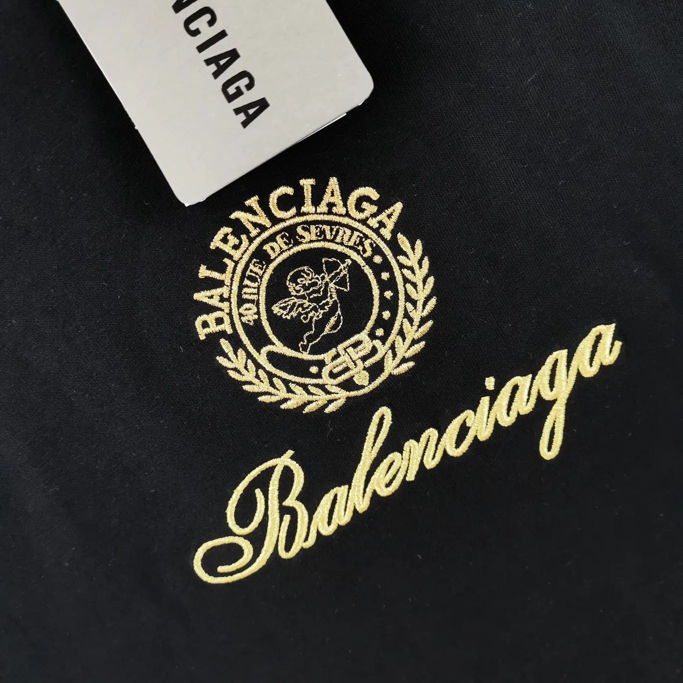 [New] The top tried and tested version of BALENCIAGA Balenciaga three-dimensional art embroidery Cupid badge Tanabata Valentine's Day limited edition pure cotton short-sleeved T-shirt for male and female couples stars Tanabata limited edition Cupid gold thread embroidered short-sleeved T-shirt Using imported Tajima machine, the embroidery effect is three-dimensional and full, first-line craftsmanship, the quality is visible to the naked eye, the overall font size, spacing, and detail features of the pattern are restored. The Cupid portrait is outlined by flat embroidery. The surrounding body is made of precision three-dimensional embroidery technology. The embroidery is very fine and dense. The font is clear and the lines and three-dimensional sense are strong. It highly restores the yb effect. Custom-woven and dyed 280g top-quality combed cotton fabric. The threads are the same and there is no color difference. Exclusive and high-quality. Welcome to compare. Same style for men and women. Color: white, black, pink. Size: XS-L P:260