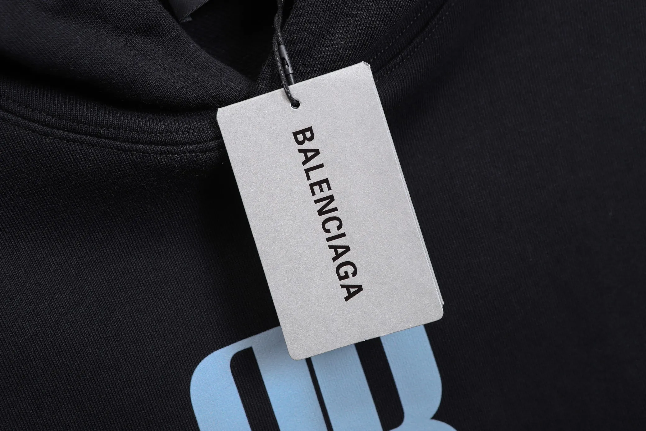 🅿️320 High-quality classic Paris hooded sweatshirt, model number B17 * Made of 450 custom-woven and dyed high-gram weight tripe pure cotton sweatshirt fabric. The fabric feels thick and has a certain sense of self-weight. The bottom has a dense and rough terry texture, which is close to the skin and has excellent warmth retention. You will not feel any discomfort at all! *The color is clear on the front chest, with the double B obvious logo added, the lines are smooth and smooth, and will not fall off or deform when washed *This design is based on classics and simply and clearly shows the brand's high-end luxury identity. Same style for men and women 𝐂𝐎𝐋𝐎𝐔𝐑: black, white 𝐒𝐈𝐙𝐄: S- xl