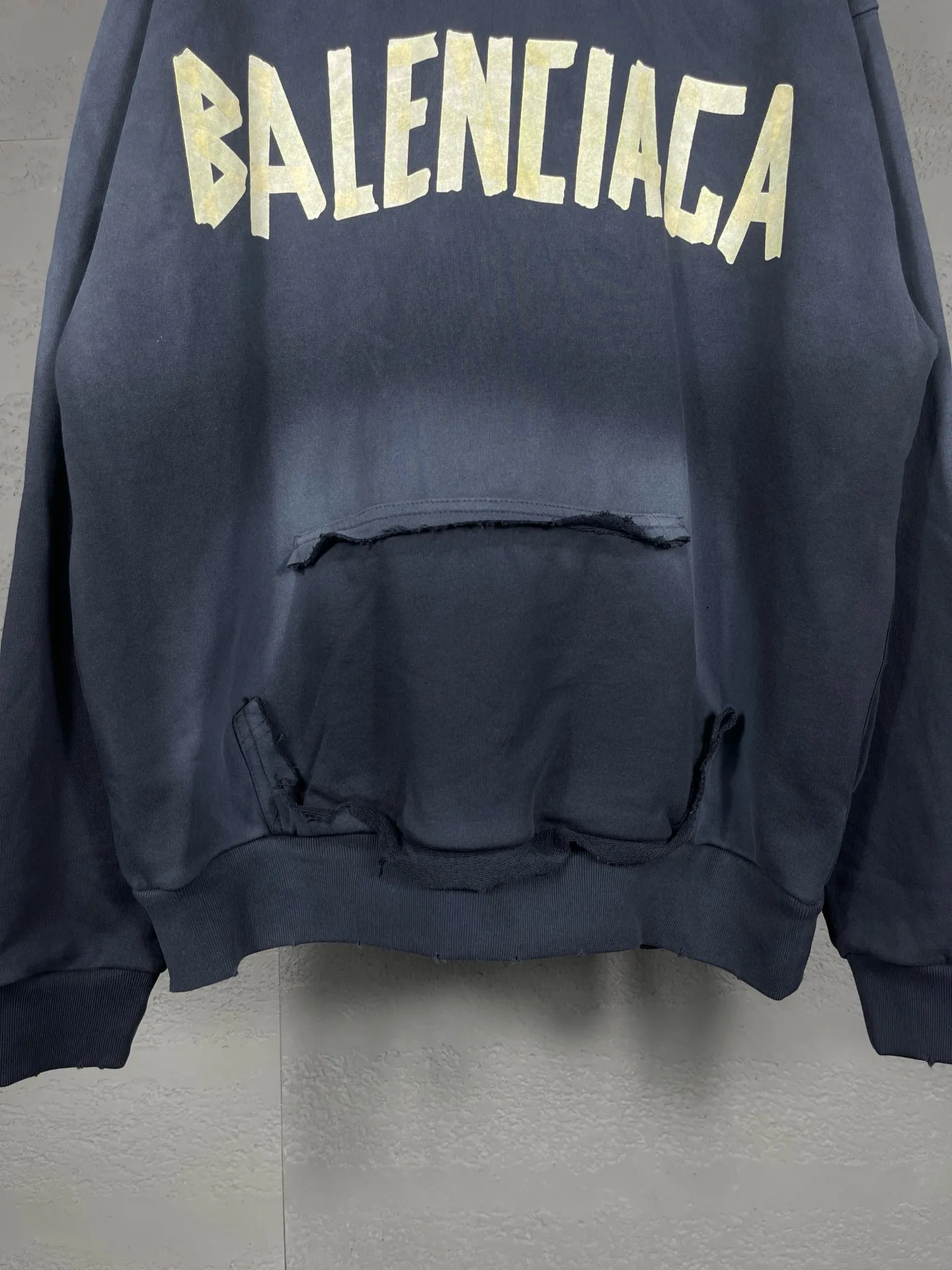 🅿️380 real photos [Top version. Official website quality] BALENCI*GA/Paris. 23ss latest classic hot model. Purchase the original board at the first time. Color. Printing. Washing. Production and authenticity. Wrong version in Jubie market. Welcome to compare. Tape direct printing. Ready-to-wear hooded sweatshirt washed and worn twice. The brick cabinet is synchronized. The fabric is made of Paris ZP custom-woven and dyed cotton sweatshirt. The weight is 450 grams. The cloth surface is clean. The cloth pattern is clear, soft and comfortable, and the threads are dyed with no color difference. The classic pattern adopts Kornit imported direct injection. The letters are clear and the effect is three-dimensional. Restored brick cabinet. The garments were washed and aged, and polished by many hands. Produced by ultra-heavy craftsmanship, special market currency. Note⚠️ZP fabric is made of fine-grained yarn. Pay attention to the big difference! Welcome to compare! The version adopts OS loose shoulder version. The same style for men and women. Code: BL238016 Color: dark gray blue, Paris blue, washed black, burgundy, fluorescent yellow, green, floral gray, sky blue, khaki Size: XS S M L