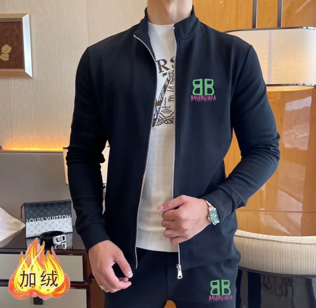 🅿️460 brand [BALENCIAGA] (velvet and thickened) 2025 spring new product, celebrities’ favorite fashion-flavored casual suit, clean and neat tailoring, full of urban style. Made of high-quality customized fabrics, the lining has excellent thermal insulation effect, feels soft and dry, and the upper body effect is crisp and stylish. The three-dimensional cutting process and the pattern are all of high standards, and the silhouette version has the right benefits! It is not tight at all, and you feel good when you put it on. So many top-quality raw materials create high-end products with unparalleled value. It is the first choice for high-end fashion people. (Size: M-4XL can wear up to 200 pounds)