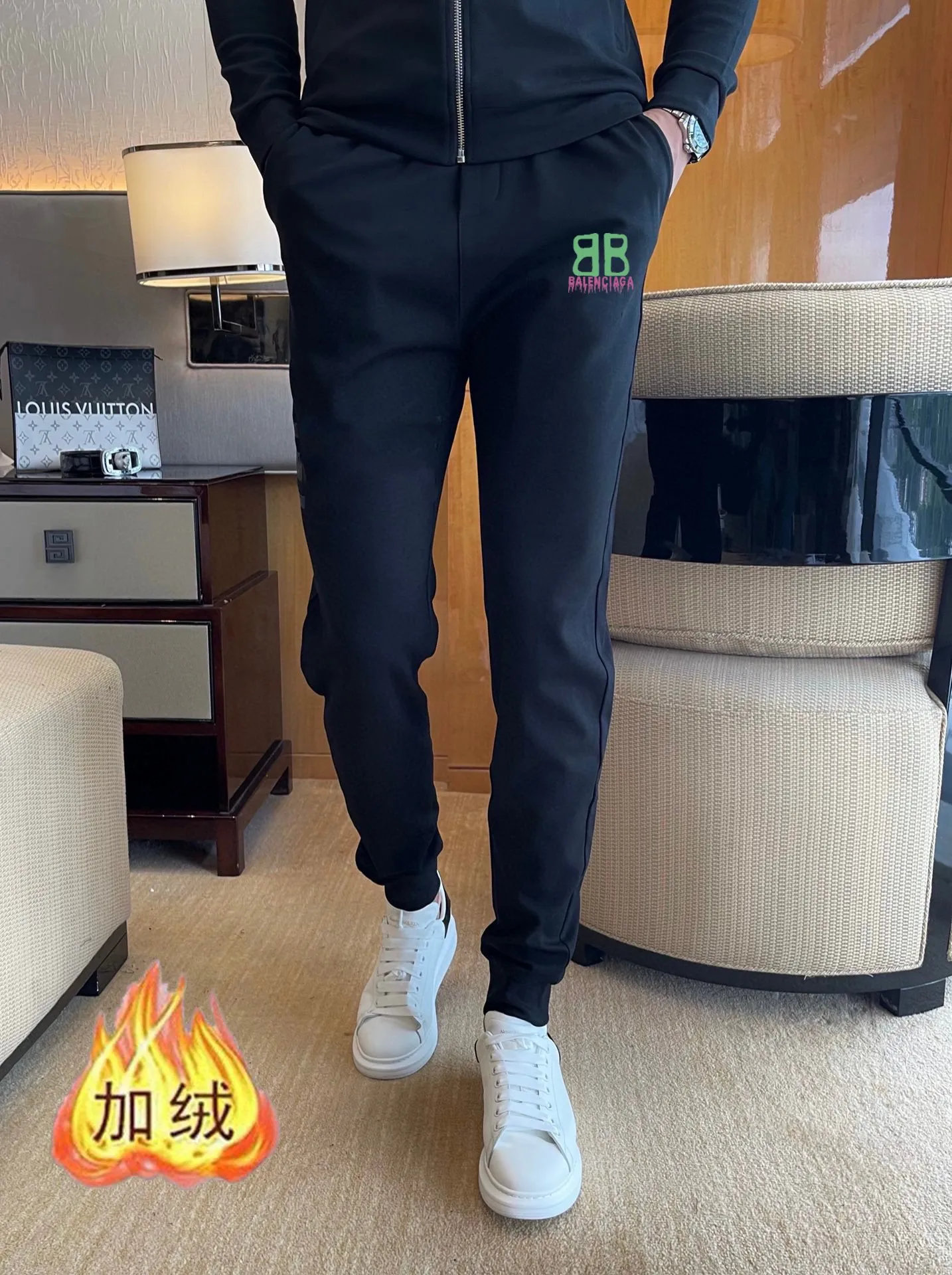 🅿️460 brand [BALENCIAGA] (velvet and thickened) 2025 spring new product, celebrities’ favorite fashion-flavored casual suit, clean and neat tailoring, full of urban style. Made of high-quality customized fabrics, the lining has excellent thermal insulation effect, feels soft and dry, and the upper body effect is crisp and stylish. The three-dimensional cutting process and the pattern are all of high standards, and the silhouette version has the right benefits! It is not tight at all, and you feel good when you put it on. So many top-quality raw materials create high-end products with unparalleled value. It is the first choice for high-end fashion people. (Size: M-4XL can wear up to 200 pounds)