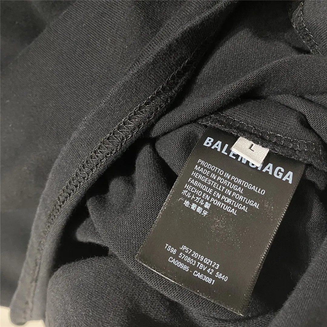 [Top tested version] Balenciag Balenciag rainbow 🌈 embroidered gradient wheat short sleeves. The original version is consistent with 32S. 280 grams of fabric. The printing process is embroidered first. White cotton yarn is used as the embroidery base, and then digitally printed on the embroidery. High-density 10,000-needle embroidery blends the brightness and saturation of the color of the letters. Full set of packaging. Guaranteed accessories. Packaging. Glossy paper. Main label. Wash water mark. Lanyard. Tag. Pin. Same as the counter Color: Black Size: XS-L P:270