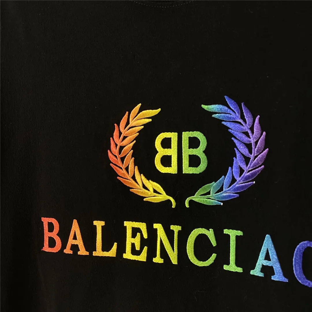 [Top tested version] Balenciag Balenciag rainbow 🌈 embroidered gradient wheat short sleeves. The original version is consistent with 32S. 280 grams of fabric. The printing process is embroidered first. White cotton yarn is used as the embroidery base, and then digitally printed on the embroidery. High-density 10,000-needle embroidery blends the brightness and saturation of the color of the letters. Full set of packaging. Guaranteed accessories. Packaging. Glossy paper. Main label. Wash water mark. Lanyard. Tag. Pin. Same as the counter Color: Black Size: XS-L P:270