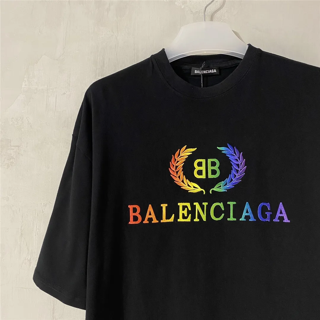 [Top tested version] Balenciag Balenciag rainbow 🌈 embroidered gradient wheat short sleeves. The original version is consistent with 32S. 280 grams of fabric. The printing process is embroidered first. White cotton yarn is used as the embroidery base, and then digitally printed on the embroidery. High-density 10,000-needle embroidery blends the brightness and saturation of the color of the letters. Full set of packaging. Guaranteed accessories. Packaging. Glossy paper. Main label. Wash water mark. Lanyard. Tag. Pin. Same as the counter Color: Black Size: XS-L P:270