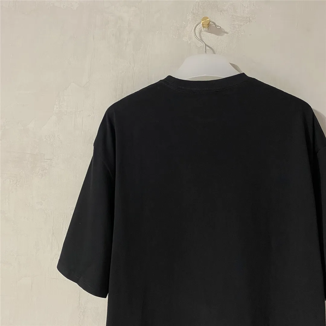 [Top tested version] Balenciag Balenciag rainbow 🌈 embroidered gradient wheat short sleeves. The original version is consistent with 32S. 280 grams of fabric. The printing process is embroidered first. White cotton yarn is used as the embroidery base, and then digitally printed on the embroidery. High-density 10,000-needle embroidery blends the brightness and saturation of the color of the letters. Full set of packaging. Guaranteed accessories. Packaging. Glossy paper. Main label. Wash water mark. Lanyard. Tag. Pin. Same as the counter Color: Black Size: XS-L P:270