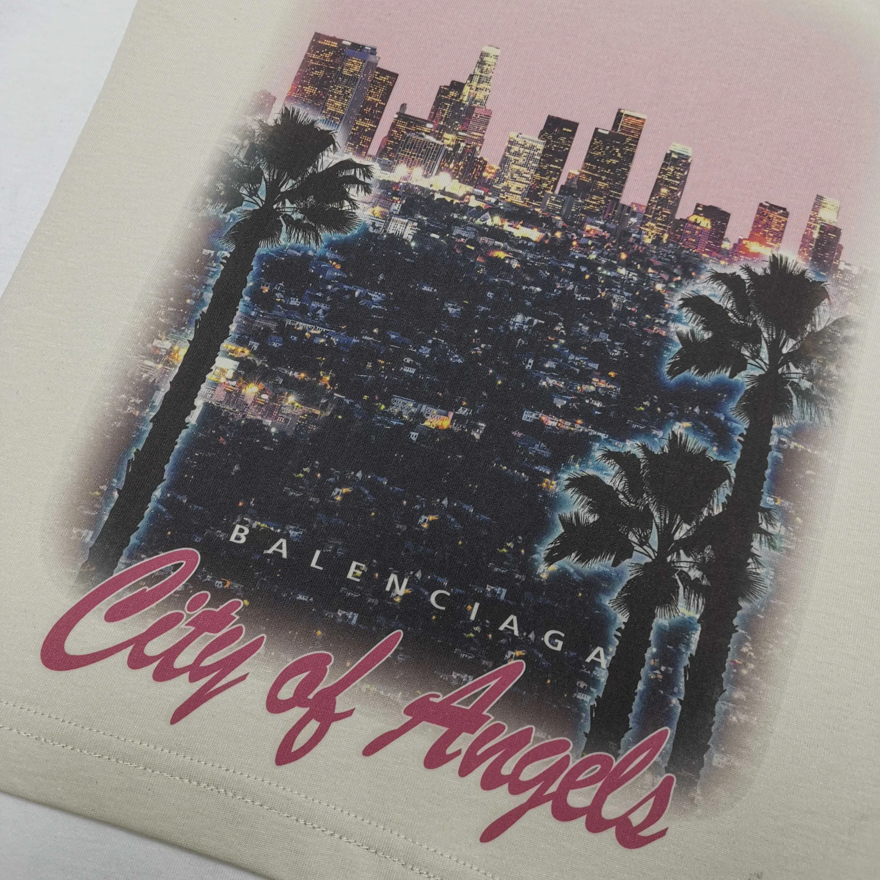 [Top version. Official website quality] BALENCI*GA/25 new style. The front is directly printed with the Los Angeles night scene, overlapping double-layer short-sleeved T-shirt #overlapping dark line stitching, the latest SS25 style with super heavy craftsmanship. Research and development at the first time, different market currencies. Comparisons welcome. The fabric is made of Paris ZP custom-woven and dyed cotton double yarn. Weighing 260 grams, the cloth surface is clean. The cloth pattern is clear, soft and comfortable. The threads are dyed with no color difference. Printing adopts computer direct printing. Jubie market currency. Welcome to compare. The version adopts OS loose shoulder design. Same style for men and women. Color: White Size: XS S M L P320