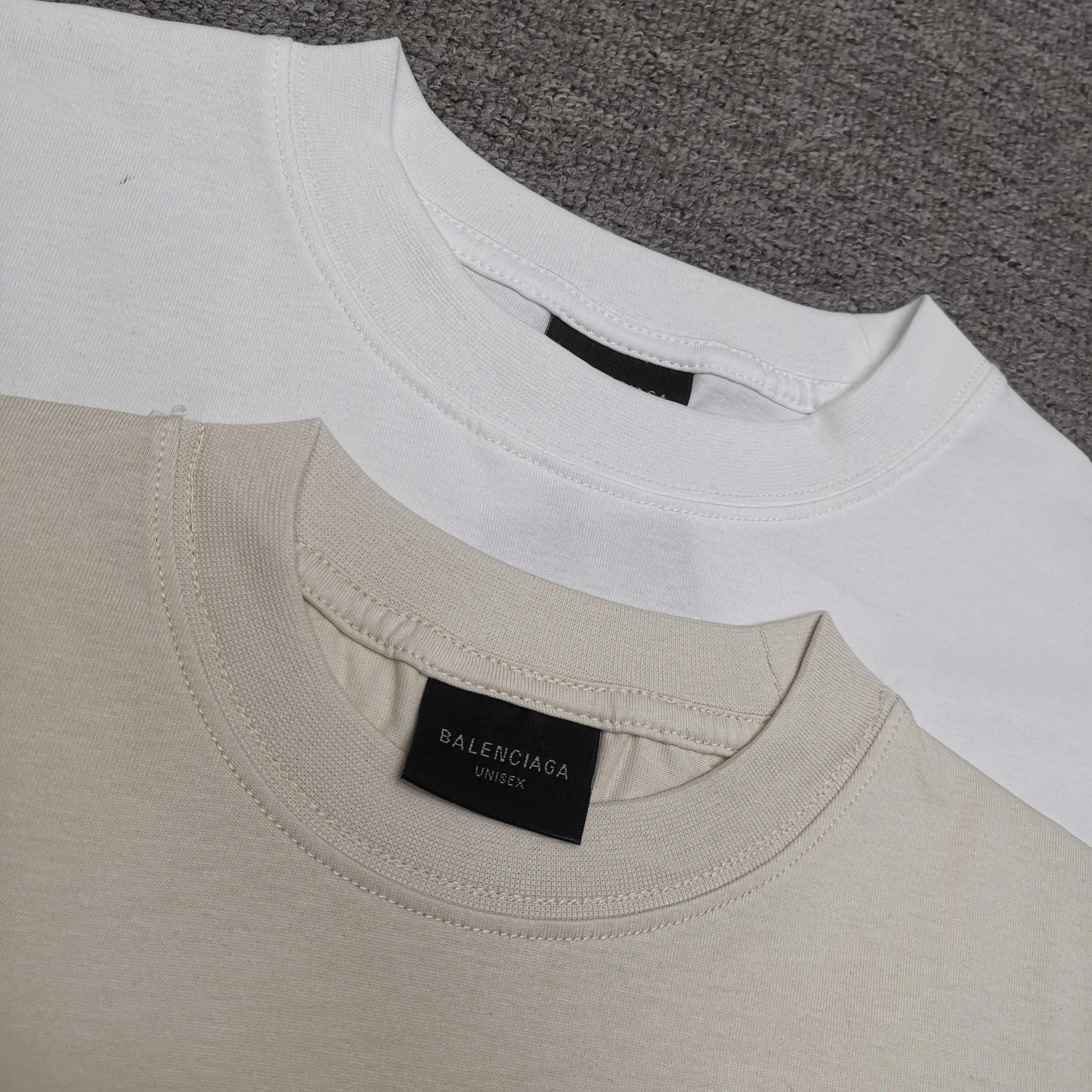 [Top version. Official website quality] BALENCI*GA/25 new style. The front is directly printed with the Los Angeles night scene, overlapping double-layer short-sleeved T-shirt #overlapping dark line stitching, the latest SS25 style with super heavy craftsmanship. Research and development at the first time, different market currencies. Comparisons welcome. The fabric is made of Paris ZP custom-woven and dyed cotton double yarn. Weighing 260 grams, the cloth surface is clean. The cloth pattern is clear, soft and comfortable. The threads are dyed with no color difference. Printing adopts computer direct printing. Jubie market currency. Welcome to compare. The version adopts OS loose shoulder design. Same style for men and women. Color: White Size: XS S M L P320