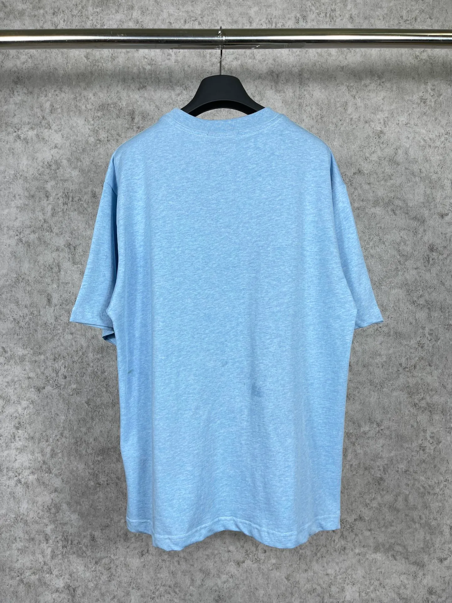 🅿️170 real photos [Top version. Official website quality] BALENCI*GA/Paris. Classic style. SS22 #balenci*ga lock letter LOGO short-sleeved T-shirt. Brick cabinet synchronization.                       The fabric is made of Paris ZP custom-woven and dyed 100% double yarn compact cotton. The weight is 260 grams. The cloth surface is clean. The cloth pattern is clear, soft and comfortable. The threads are dyed with no color difference. The classic pattern is printed with environmentally friendly imported materials, precision printing mesh, the letters are clear, the effect is three-dimensional, and the brick cabinet is restored. The version adopts the OS loose shoulder design. Same style for men and women. Code: BL223051 Color: Black. White. Hualan Size: XS S M L