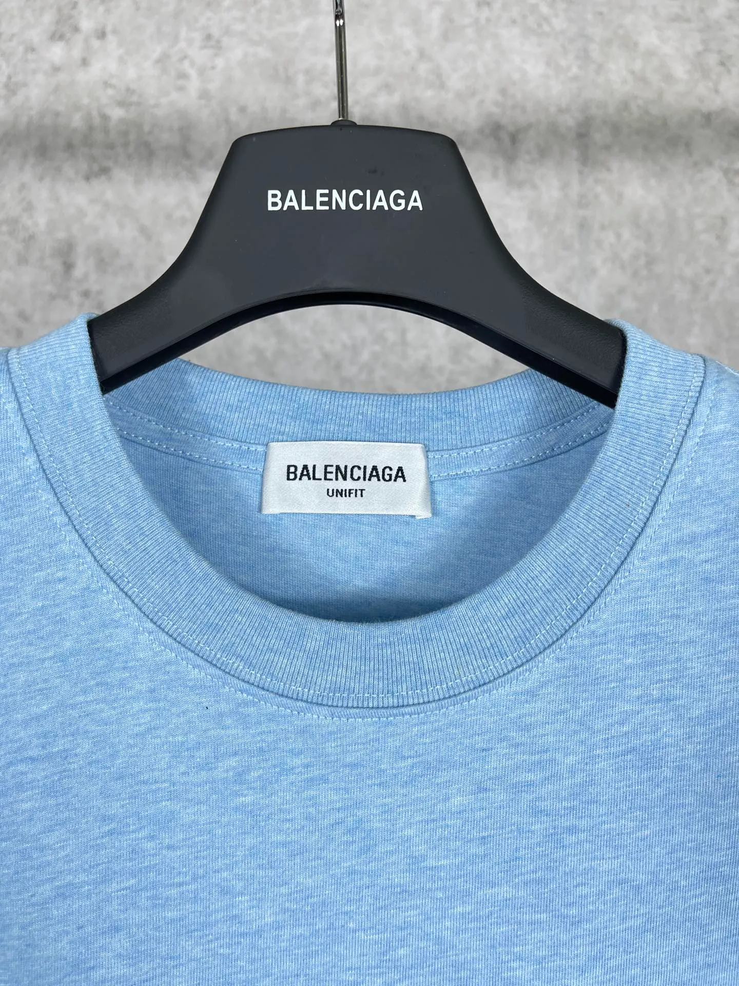 🅿️170 real photos [Top version. Official website quality] BALENCI*GA/Paris. Classic style. SS22 #balenci*ga lock letter LOGO short-sleeved T-shirt. Brick cabinet synchronization.                       The fabric is made of Paris ZP custom-woven and dyed 100% double yarn compact cotton. The weight is 260 grams. The cloth surface is clean. The cloth pattern is clear, soft and comfortable. The threads are dyed with no color difference. The classic pattern is printed with environmentally friendly imported materials, precision printing mesh, the letters are clear, the effect is three-dimensional, and the brick cabinet is restored. The version adopts the OS loose shoulder design. Same style for men and women. Code: BL223051 Color: Black. White. Hualan Size: XS S M L