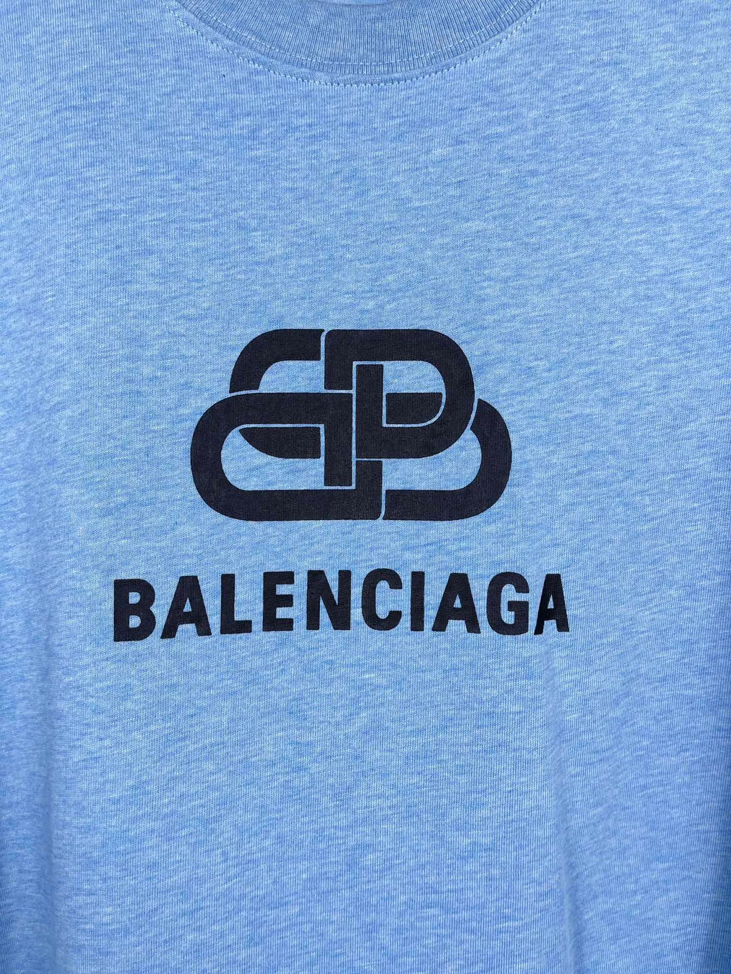 🅿️170 real photos [Top version. Official website quality] BALENCI*GA/Paris. Classic style. SS22 #balenci*ga lock letter LOGO short-sleeved T-shirt. Brick cabinet synchronization.                       The fabric is made of Paris ZP custom-woven and dyed 100% double yarn compact cotton. The weight is 260 grams. The cloth surface is clean. The cloth pattern is clear, soft and comfortable. The threads are dyed with no color difference. The classic pattern is printed with environmentally friendly imported materials, precision printing mesh, the letters are clear, the effect is three-dimensional, and the brick cabinet is restored. The version adopts the OS loose shoulder design. Same style for men and women. Code: BL223051 Color: Black. White. Hualan Size: XS S M L