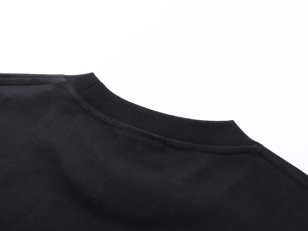 🅿️180 real photos [Top version. Official website quality] BALENC*GA/Paris.SS25 latest ID card digitally printed short-sleeved T-shirt. Brick cabinets are synchronized. Genuine products are developed at the first time. The fabric is made of Paris ZP custom-woven and dyed cotton double yarn. Weighing 260 grams, the cloth surface is clean. The cloth pattern is clear, soft and comfortable. The threads are dyed with no color difference. The printing uses environmentally friendly imported materials and Kangli digital printing. The letters are clear and the effect is three-dimensional. The version adopts OS loose shoulder design. Same style for men and women. Code: BL253625 Color: Black Size: XS S M L